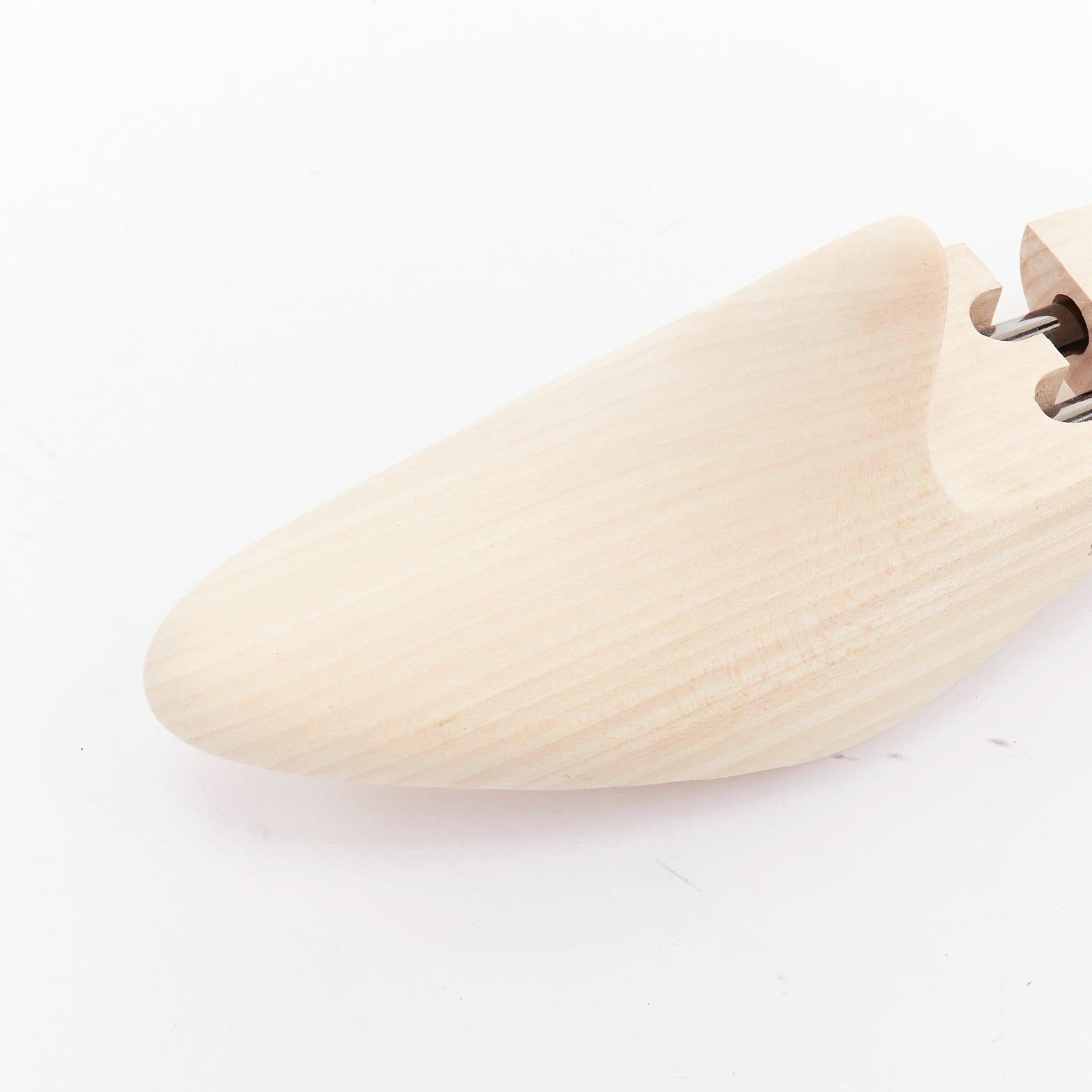 Berluti Paire de porte-chaussures en bois nu avec logo sculpté en forme d'arbre UK8 EU42 en vente 4