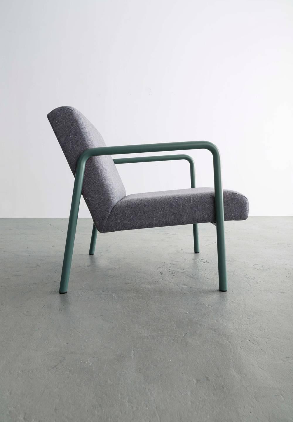 Américain Fauteuil de salon Berm, acier revêtu de poudre, feutre, bouclette ou tissu d'ameublement COM COL  en vente