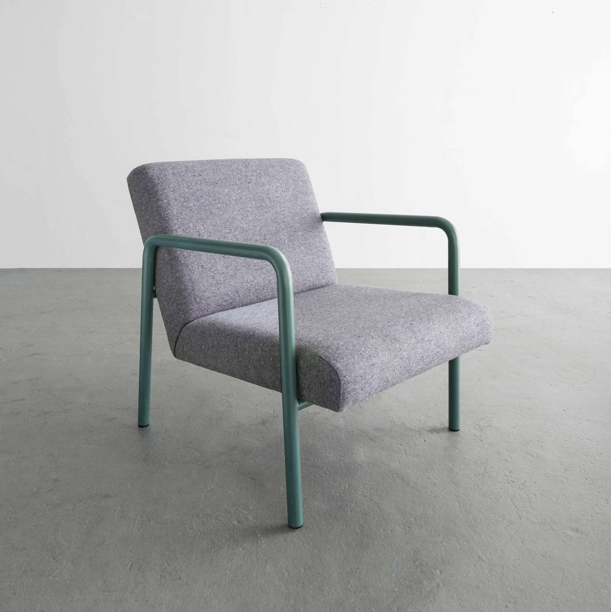 Moderne Fauteuil de salon Berm, acier revêtu de poudre, feutre, bouclette ou tissu d'ameublement COM COL  en vente