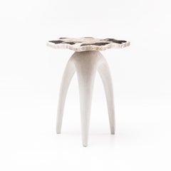 Triangle d'amour de Bermuda • Table d'appoint en bois pétrifié massif sculptée à la main par Odditi