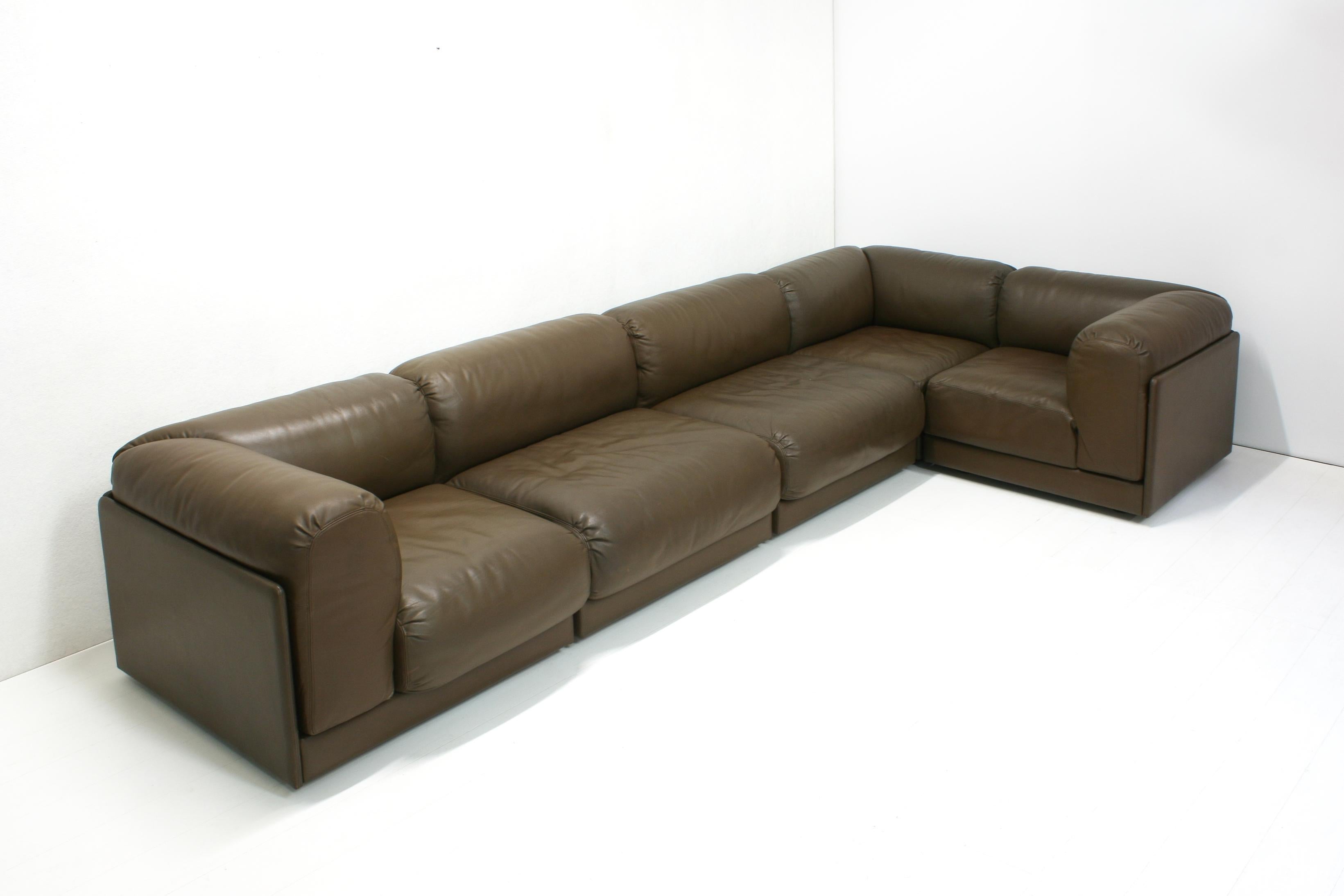 The Bermuda sofa was designed by the German architect and furniture designer Heiner Gölz for the Belgium based quality brand Durlet.
This sectional sofa in dark brown leather consists of 2 straight elements which are 80cm wide, 2 corner pieces and 1