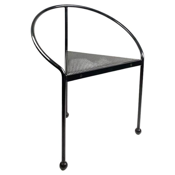 Bermudas chair, design by Carlos Miret for Amat, 1986.

Black lacquered iron structure and perforated metal seat. 

The legs end in plastic balls. 

They show some signs of use and scratches on the curved back.

They have holes in each corner of the