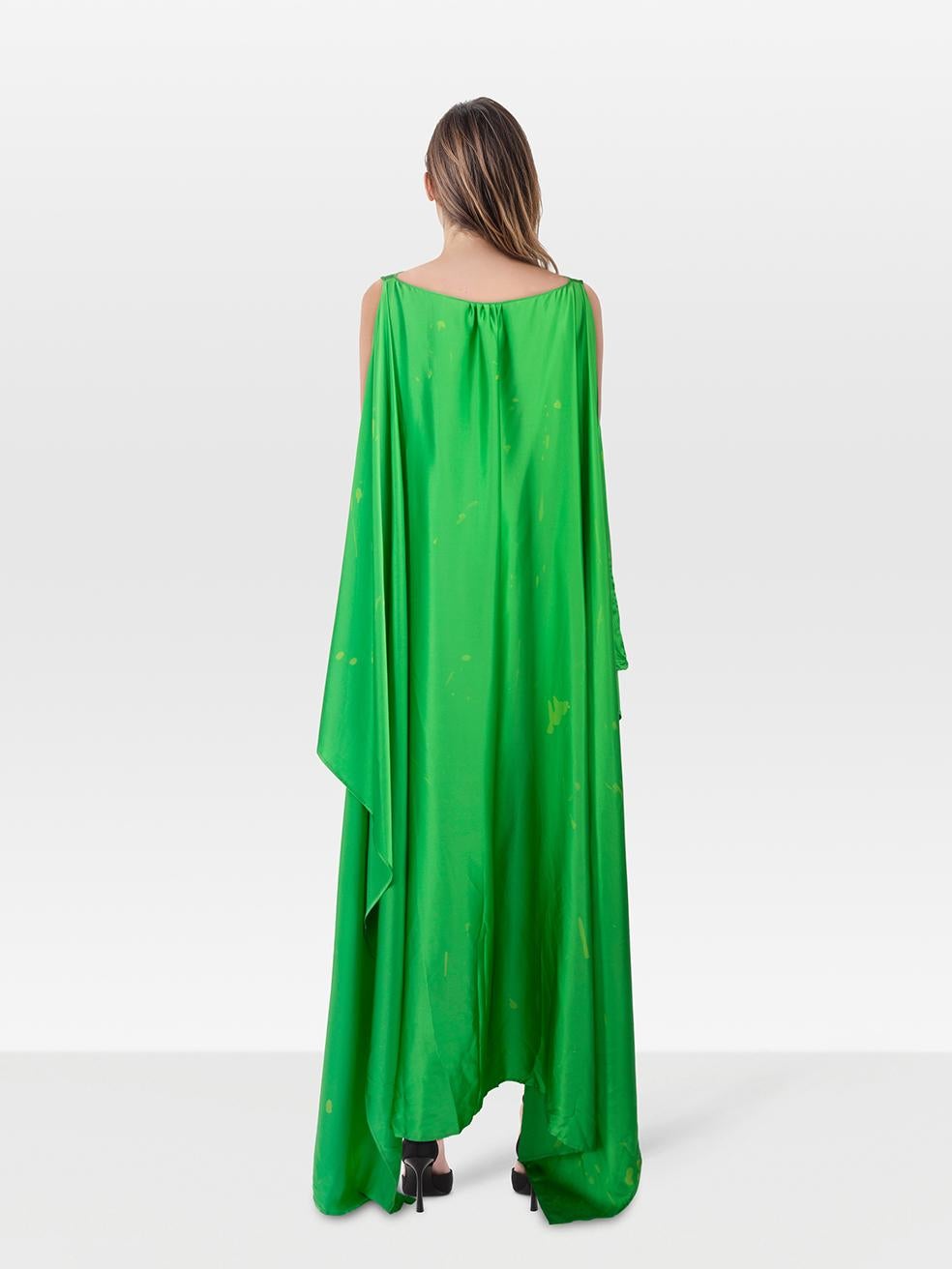 CONDIT ist gut. Das Kleid weist allgemeine Gebrauchsspuren auf. Mäßige Verfärbungen und Bleichflecken auf der Innenseite unterhalb des Nackens, auf der Vorderseite, um den Kleidersaum und auf dem gesamten Umhang dieses gebrauchten Bernadette