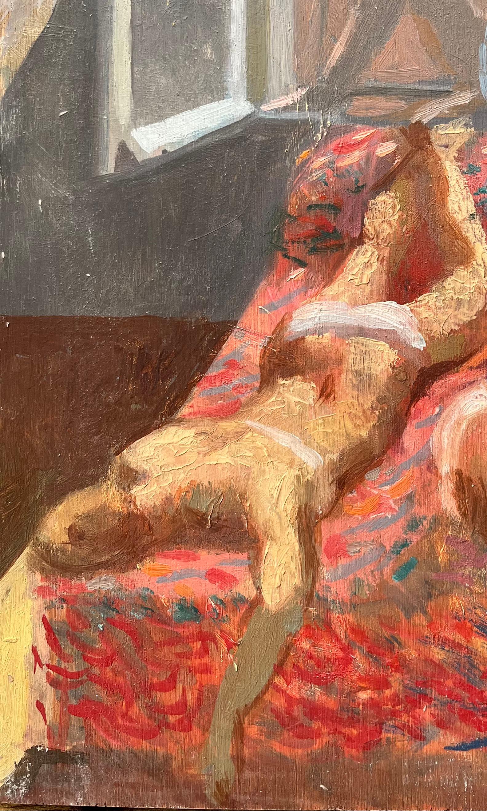 Óleo francés moderno Dos desnudos reclinados en una cama roja con ventana iluminada por el sol - Painting Moderno de Bernadette Kelly
