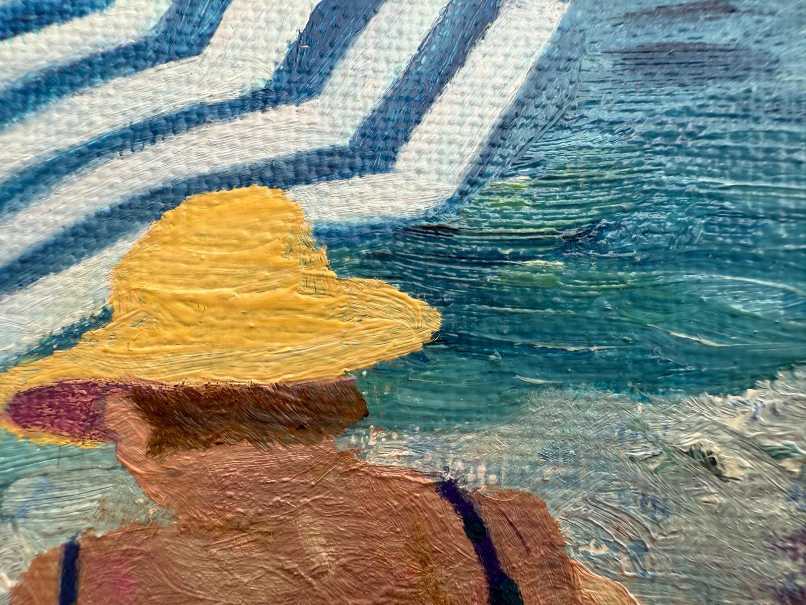 Scena di spiaggia contemporanea realizzata ad olio su lino dall'artista olandese Bernadette Van Baarsen. Firmato in basso a destra. 

Quest'opera d'arte cattura una scena intima sulla spiaggia in cui tre figure sono sedute vicine sotto un ombrellone