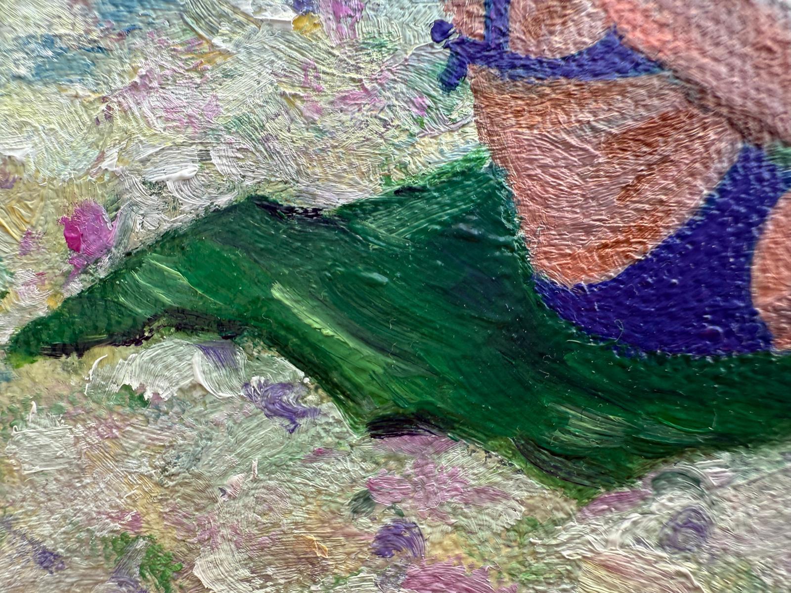 Scène de plage contemporaine avec dame assise en violet à l'huile sur toile par l'artiste néerlandaise Bernadette Van Baarsen. Signé sur le côté du châssis.

Cette œuvre d'art capture une scène de plage sereine, représentant une femme se prélassant