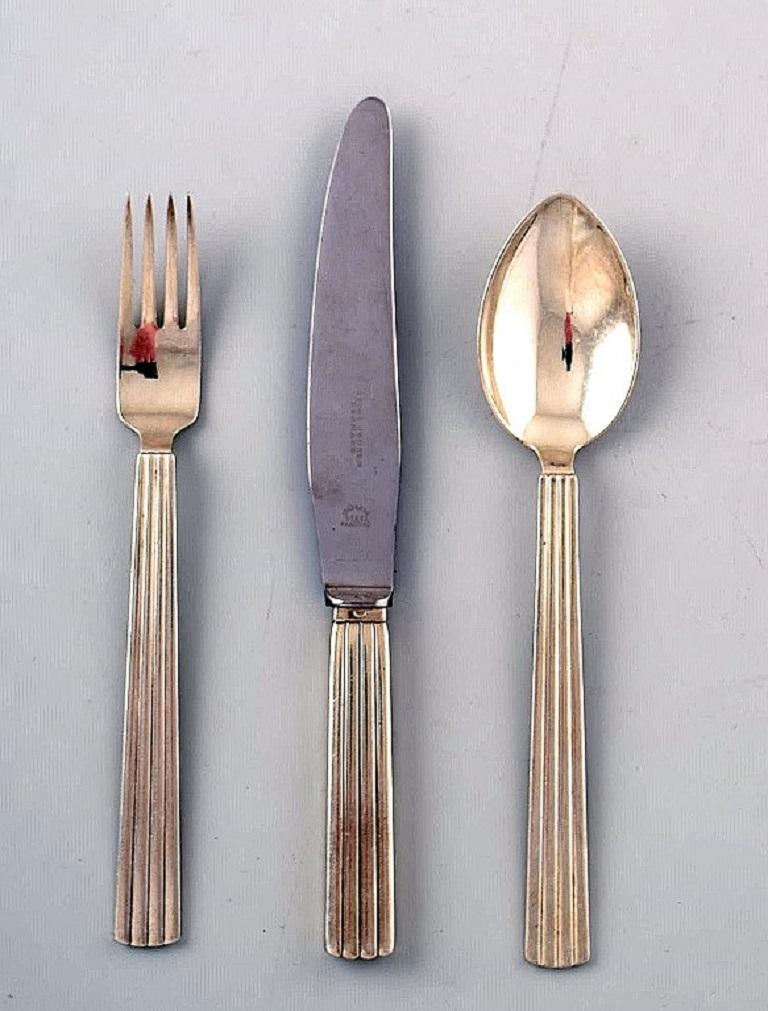 Bernadotte silverware Georg Jensen complete dinner service for 6 pers. 
18 parts. 6 dinner knives, 6 dinner forks, 6 tablespoons.
Pattern 9 Bernadotte sterling silver 925.
Length: Knife 22 cm.
Stamped, dated 1933-1944
Very good condition,