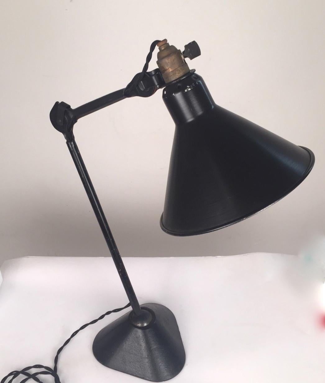 Lampe de table industrielle conçue par Bernard-Albin Gras. Édition rare de 1932. Estampillé 