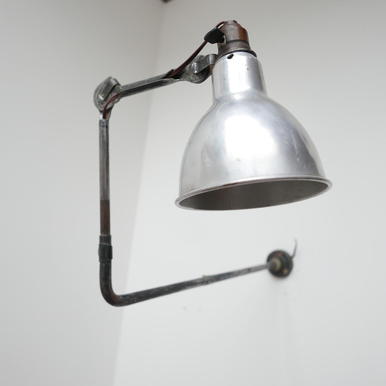 Une lampe incroyablement rare, modèle 310, de Bernard-Albin Gras.

Français, vers les années 1930. 

Montage mural. 

Réglable en de nombreux endroits, avec rotation dans les bras et au niveau de la tête. 
     

Depuis, le câblage a été
