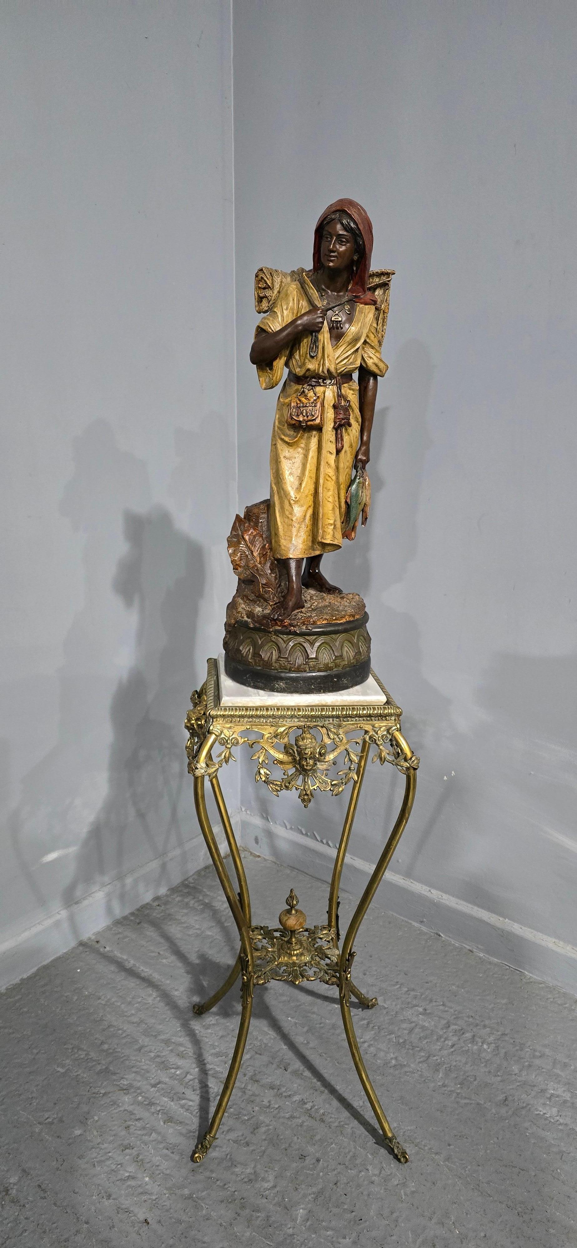 Statuetta austro-ungarica in terracotta dipinta a freddo di una pescatrice scalza, probabilmente Bernard Bloch, del 1900 circa, che trasporta un cesto e tre pesci, impressa 6 0 2 6, in eccellenti condizioni generali.

28