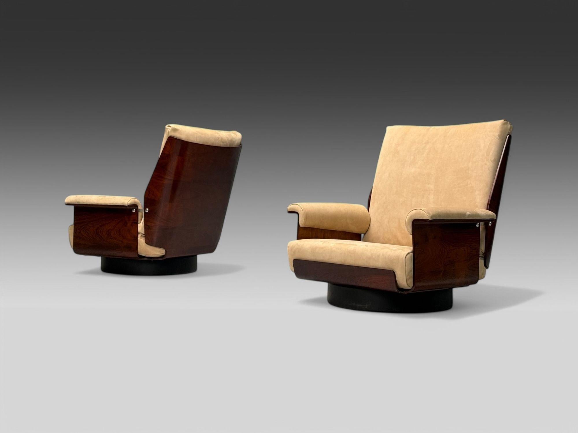 Bernard Brunier, Chaises longues Viborg en bois de rose et daim, France, années 1960

Paire de rares chaises longues 'Viborg' conçues par Bernard Brunier et éditées par Coulon en France vers les années 1960. Chaque exemplaire est doté d'un dossier