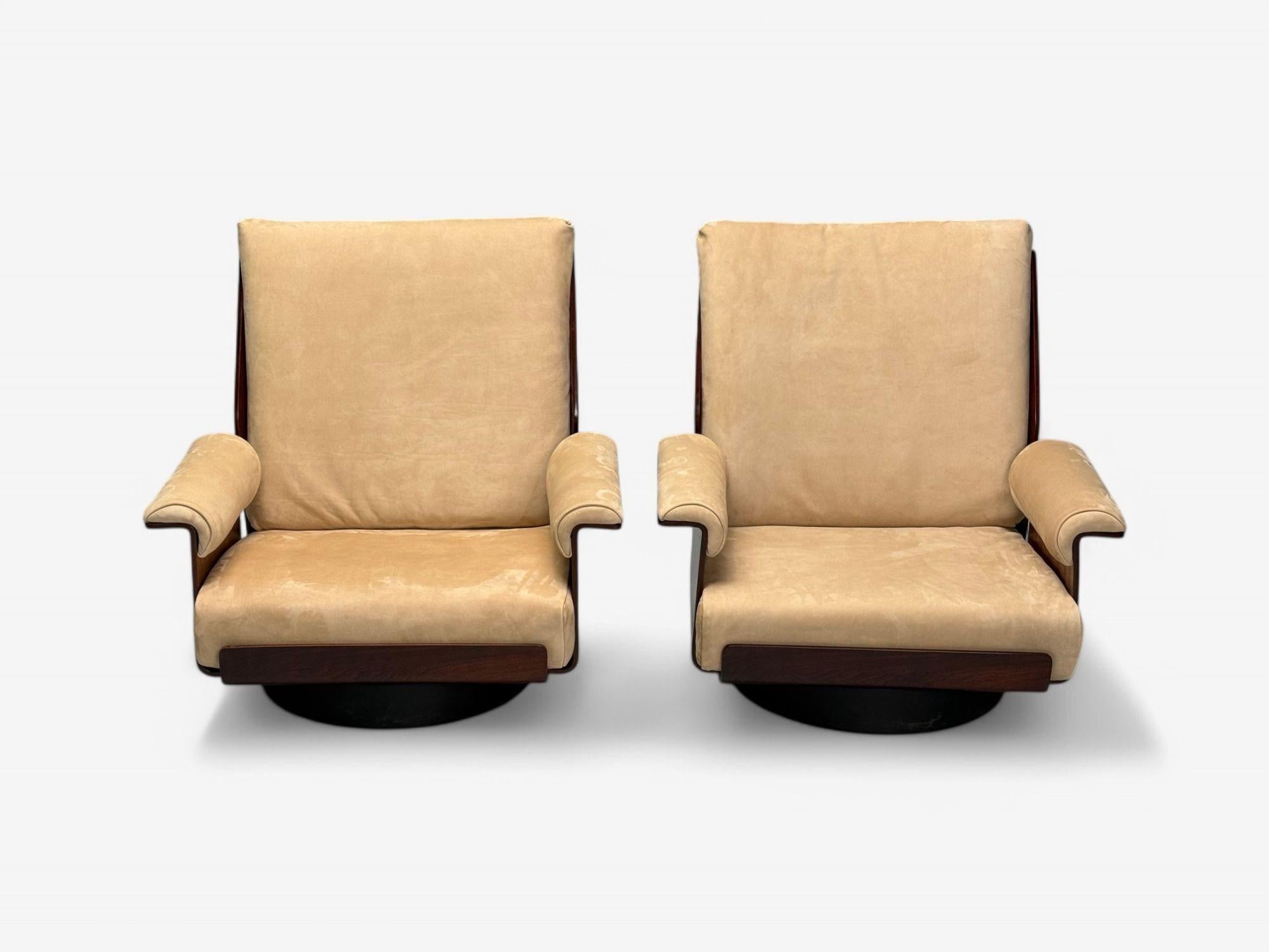 Bernard Brunier, French Mid-Century Modern, Rosewood, Suede, Low Lounge Chairs (chaises longues basses) Bon état - En vente à Manhasset, NY