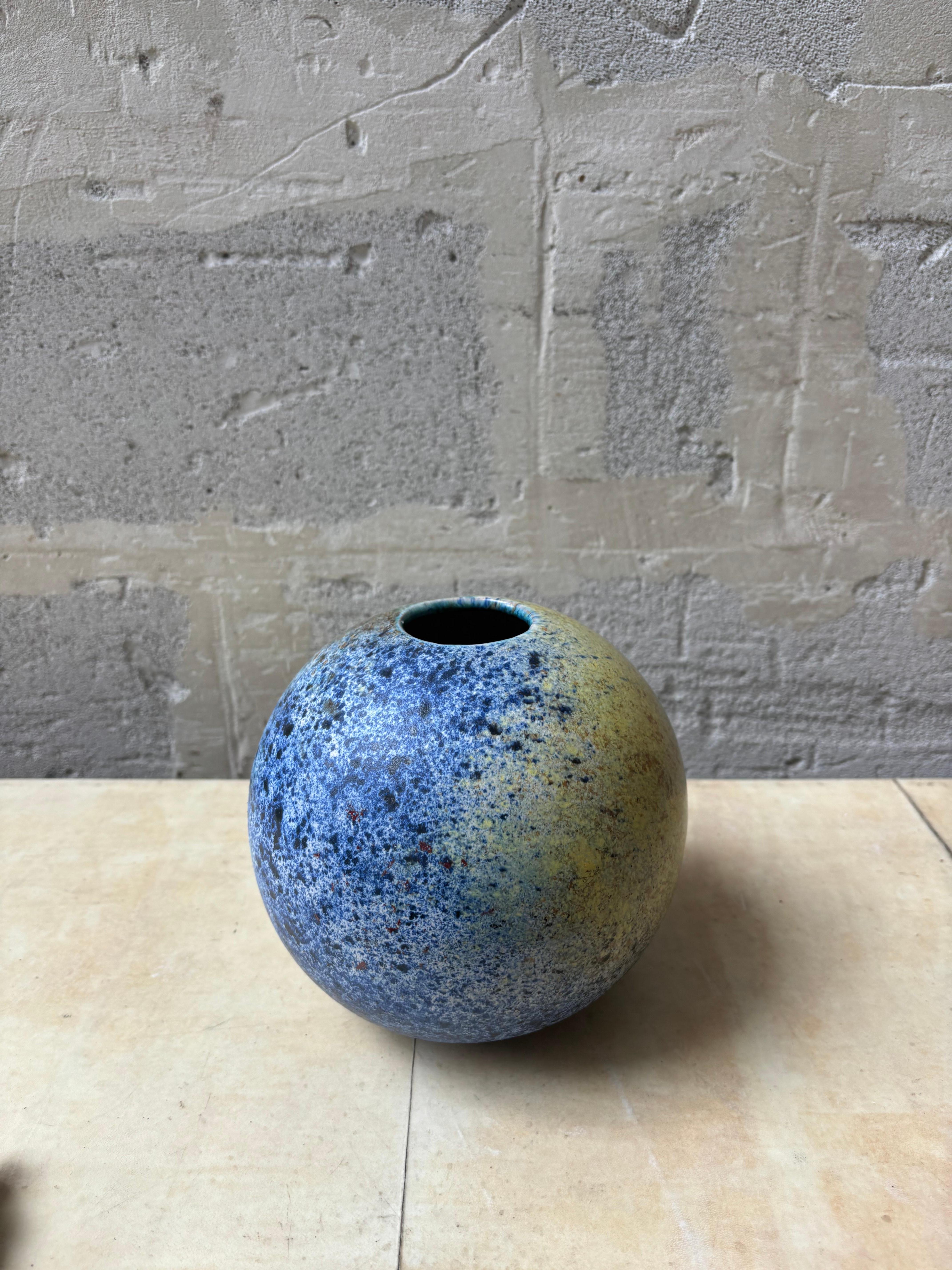 Jolie vase boule par Bernard Buffat, ancien directeur de la grange aux potiers. 
Pièce unique. 