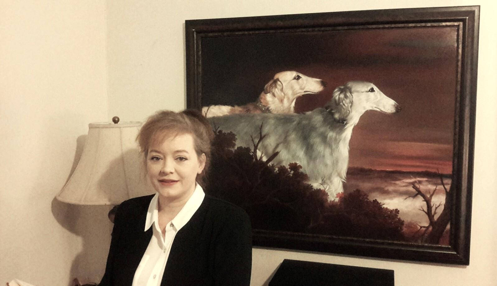 Due eleganti cani borzoi bianchi in un misterioso paesaggio rosso e umido bruciato in vendita 3