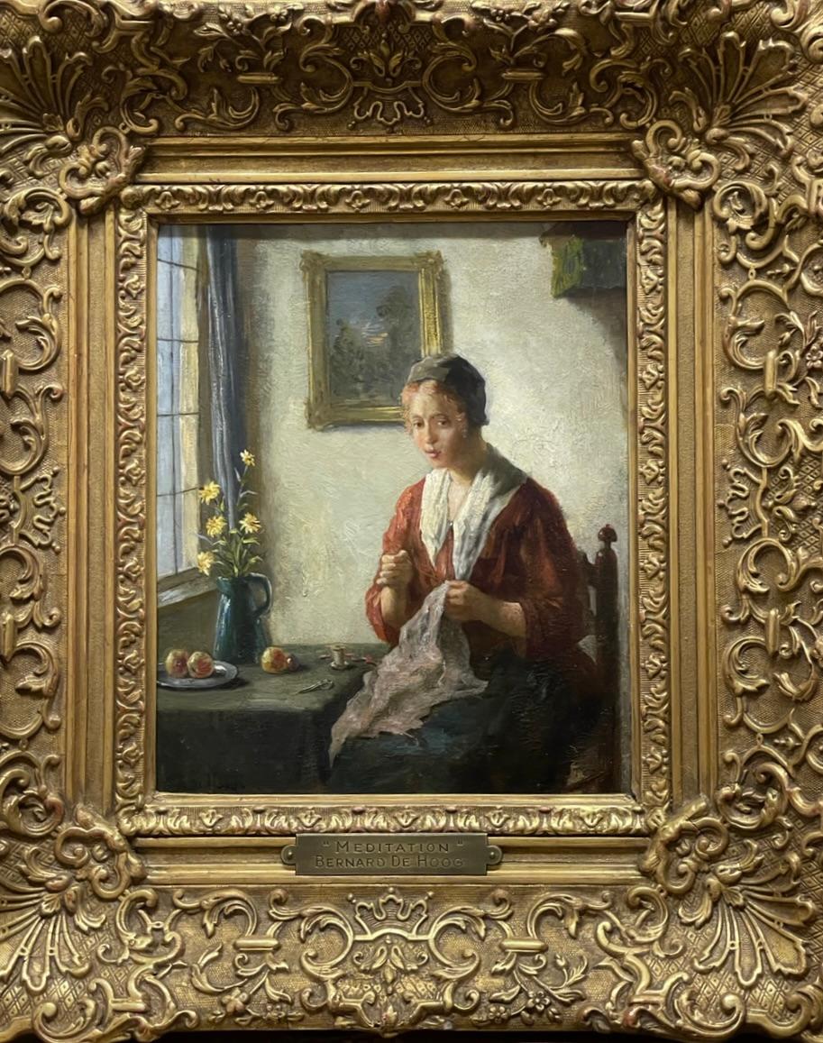 „Meditation“ Niederländische Frau näht Inneneinrichtung, Genre-Hausszene, Obstblumen auf Tisch – Painting von Bernard De Hoog