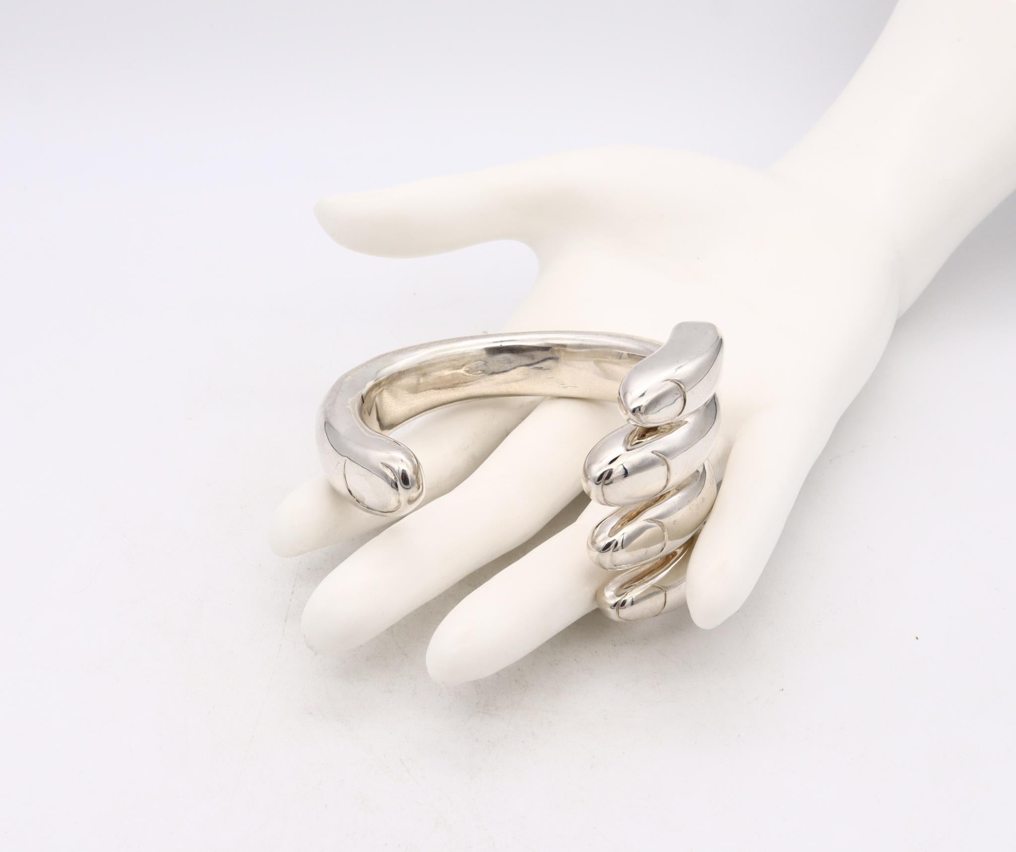 Handgeformte Armbandmanschette, entworfen von Bernard Delettrez. 

Ein modernes und surreales tragbares Kunstwerk, das von Delettrez in Rom, Italien, geschaffen wurde. Dieses atemberaubende und einzigartige Armband wurde sorgfältig aus massivem