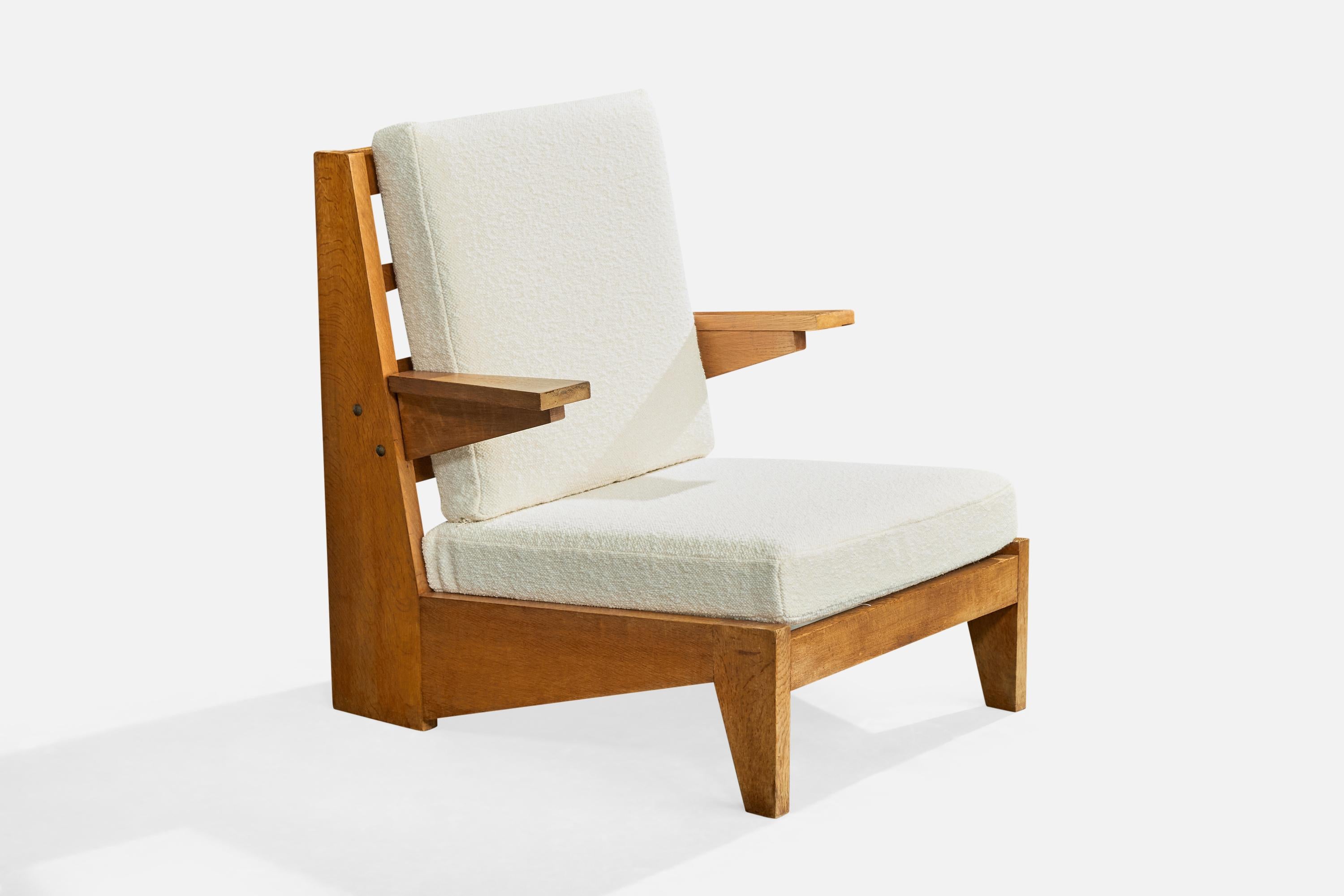 Sessel aus Eiche und weißem Stoff, entworfen und hergestellt von Bernard Durussel, Frankreich, 1948.

Literatur: Arte et Industrie, Oktober 1948, Art et Décoration, 1949.

Geringe Abnutzung des Holzrahmens; mäßige Mängel an den