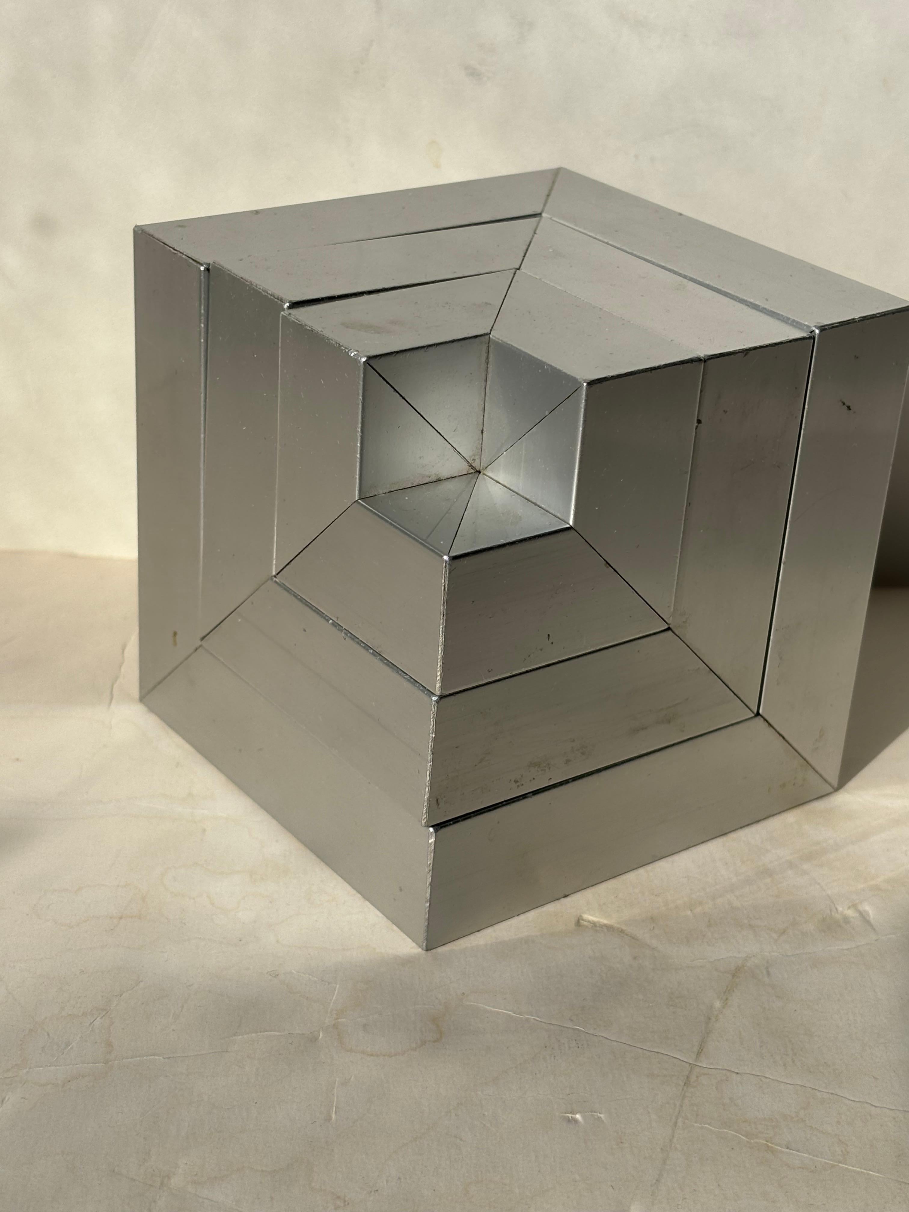 Bernard Girette ha progettato questa scultura in alluminio composta da 5 componenti che possono essere disposti in diverse opzioni per creare una scultura sempre diversa. Titolo 