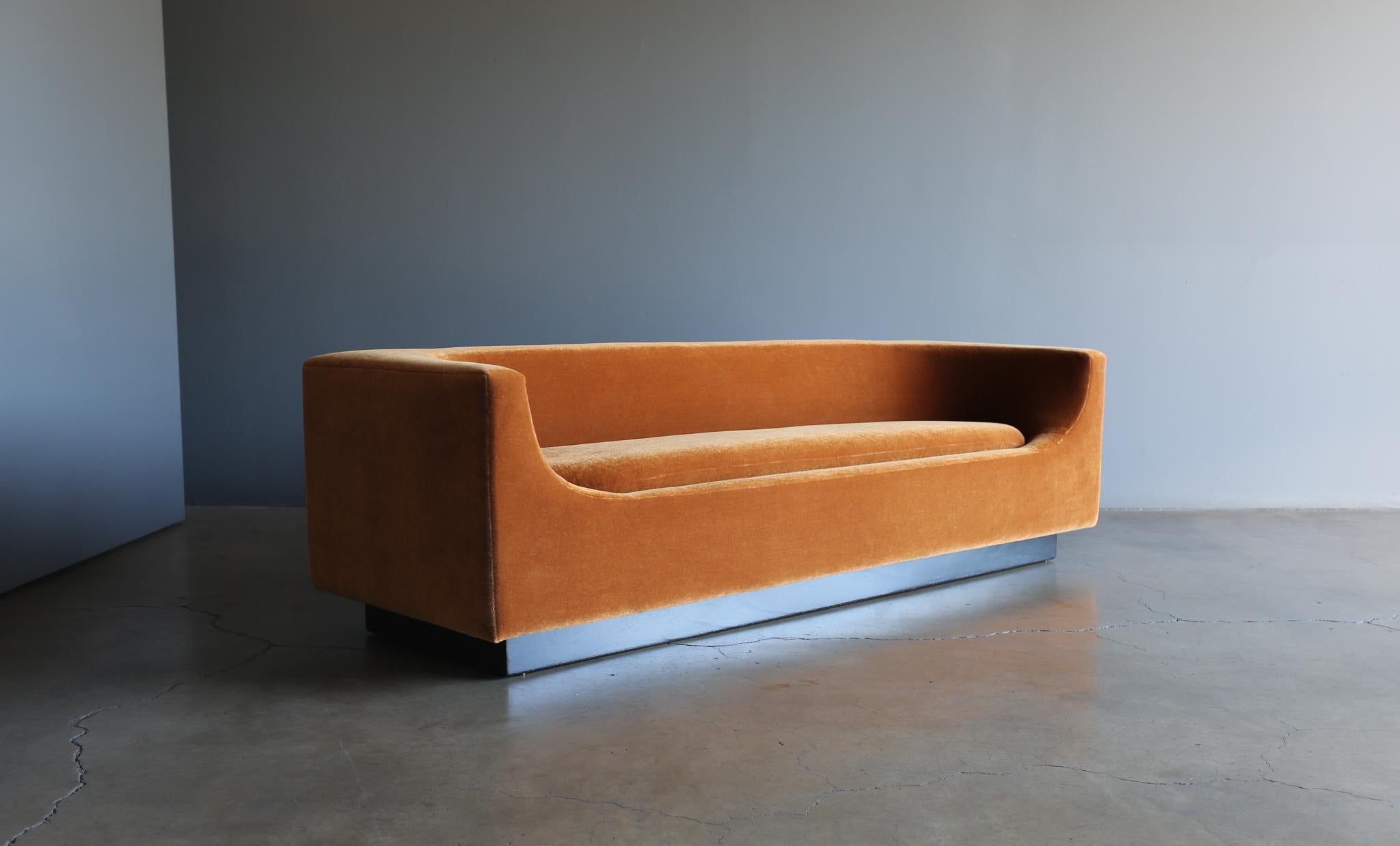 Bernard Govin Elliptique Sofa in Cinnamon Mohair for Saporiti Italia, circa 1965.  This piece has been expertly restored. 



