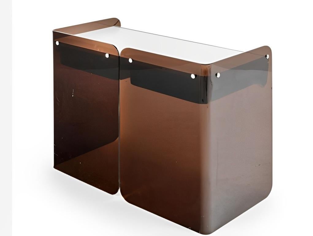 Dieser Schreibtisch von Bernard Govin ist der einzige, der derzeit auf dem Markt ist. Sein Design ist ebenso präzise wie die anderen Stücke dieses Designers. Die Verarbeitung ist von höchster Qualität. 
Bernard Govin ist ein französischer Designer