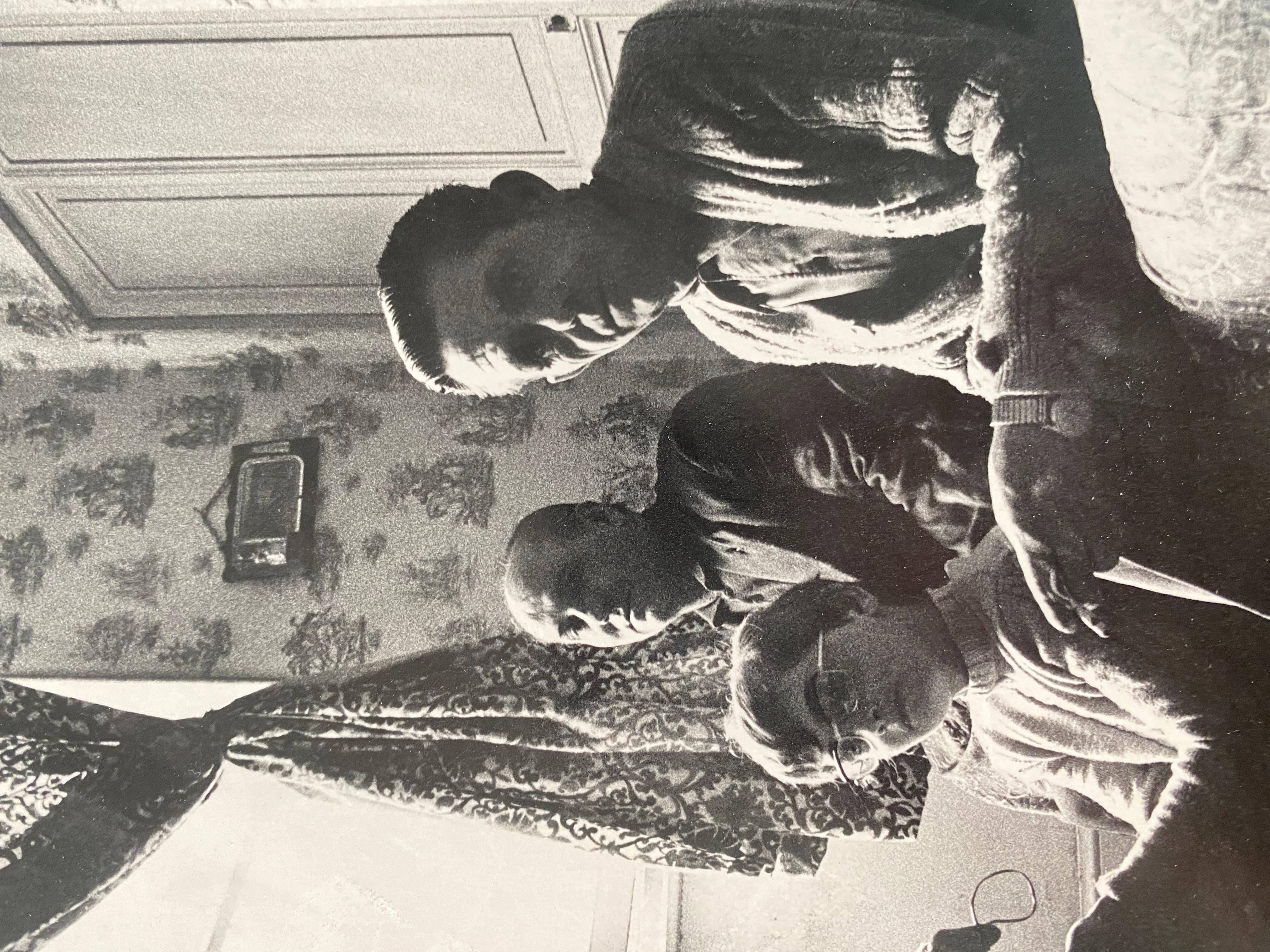 Papier Bernard Guery, scène de famille, impression argentée, 1970 en vente