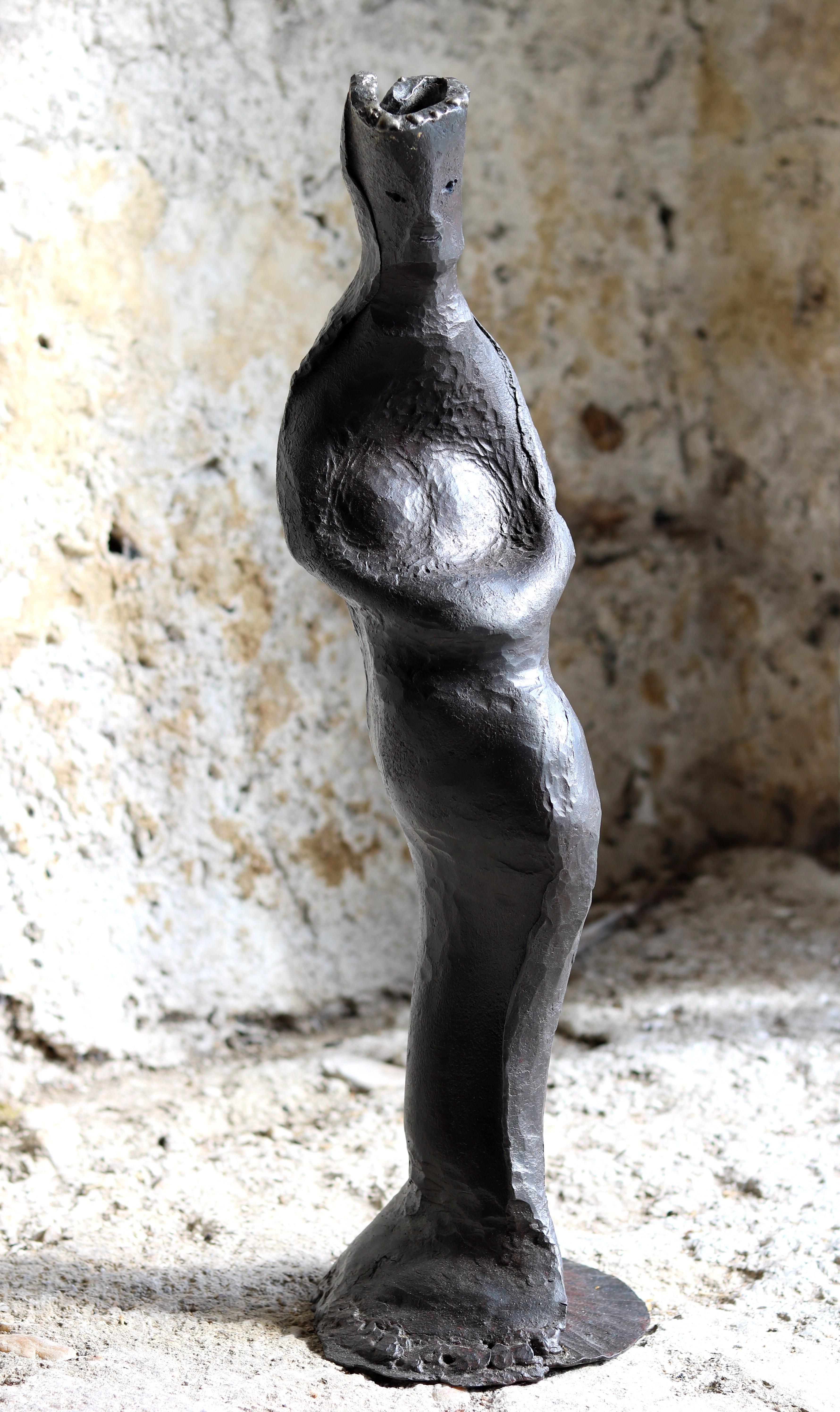 Bernard Henneuse Figurative Sculpture - crowned, unique piece in wrought iron