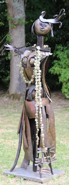 Cette pièce extravagante et unique en fer forgé, cuivre et verre fondu