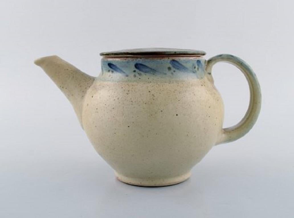 Bernard Howell Leach (1887-1979). Modernist lidded teapot in glazed stoneware. Typical raw 1950s stoneware mass,
mid-20th century.
Measures: 24 x 13.5 cm.
In very good condition.
Stamped with monograms.
Bernard Howell Leach (CH CBE)
