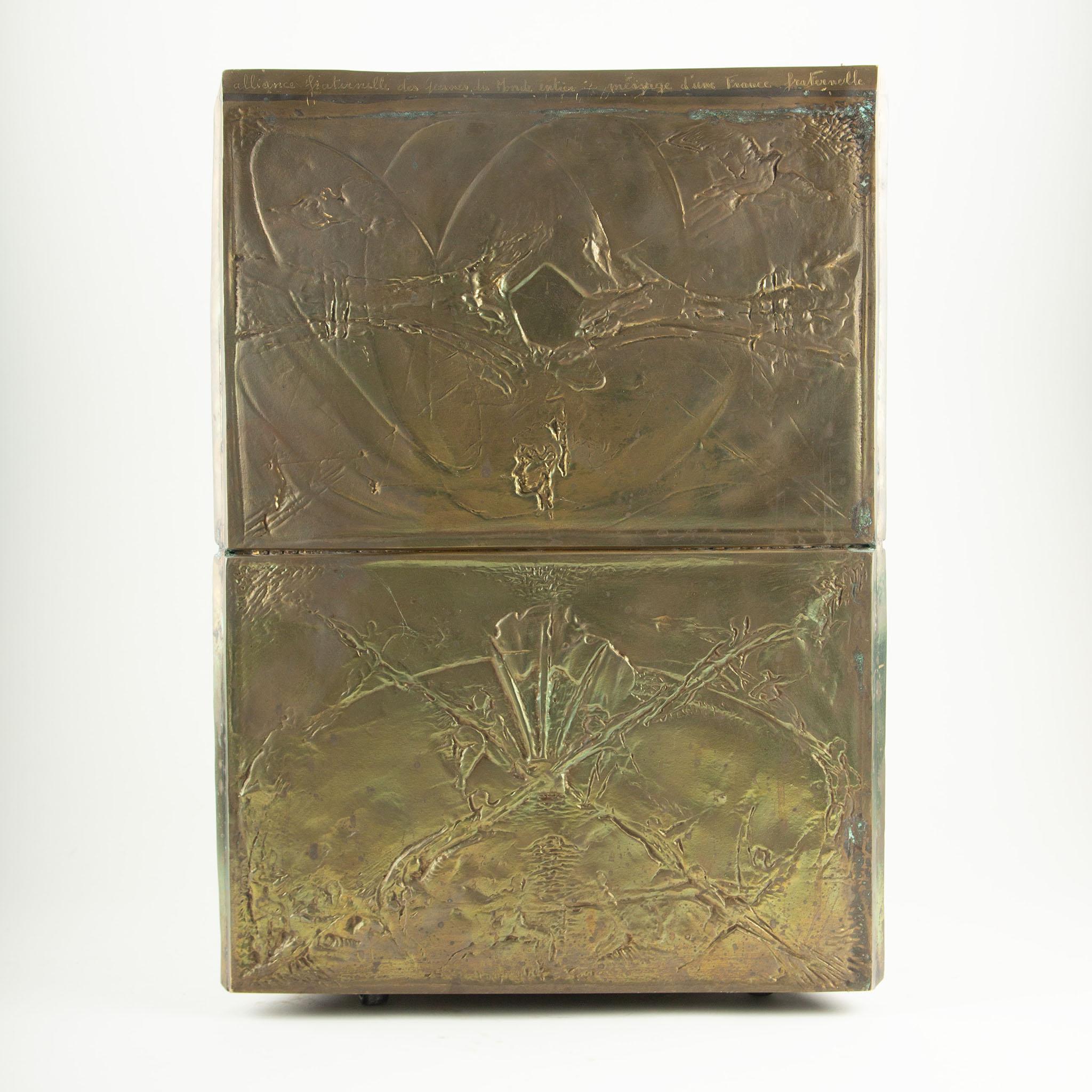 Bernard Jobin Bronze Relief Beistelltische mit Revolutionären und Ginkgo-Motiven im Angebot 3