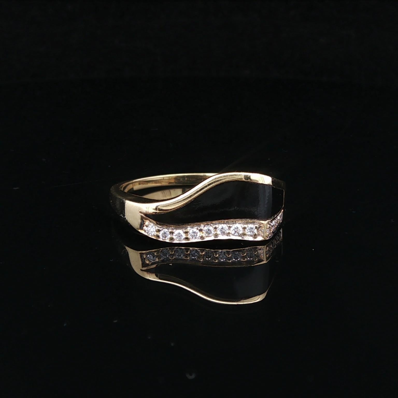 -- A. Stone:
(1) Corallo nero naturale autentico - taglio personalizzato - intarsio - colore nero
(12) Diamanti Nature autentici - Taglio rotondo Brilliante - Incastonati - Colore G/H - Purezza VS1/VS2 - 0,08ctw (circa)

Materiale: Oro giallo