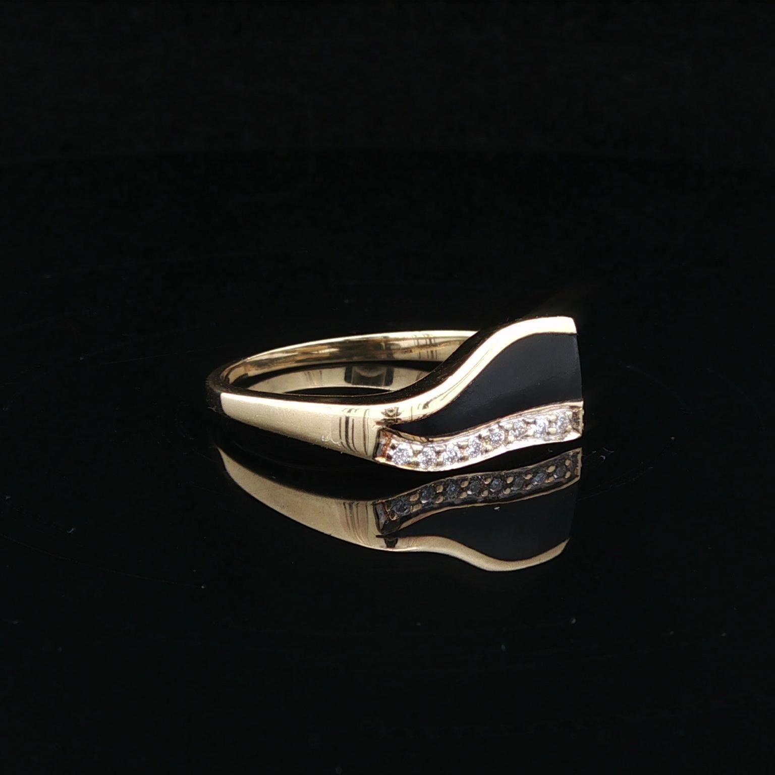 Taglio brillante Bernard K Passman Anello a fascia ondulata in oro giallo 18 carati con corallo nero e diamante da 0,08 carati