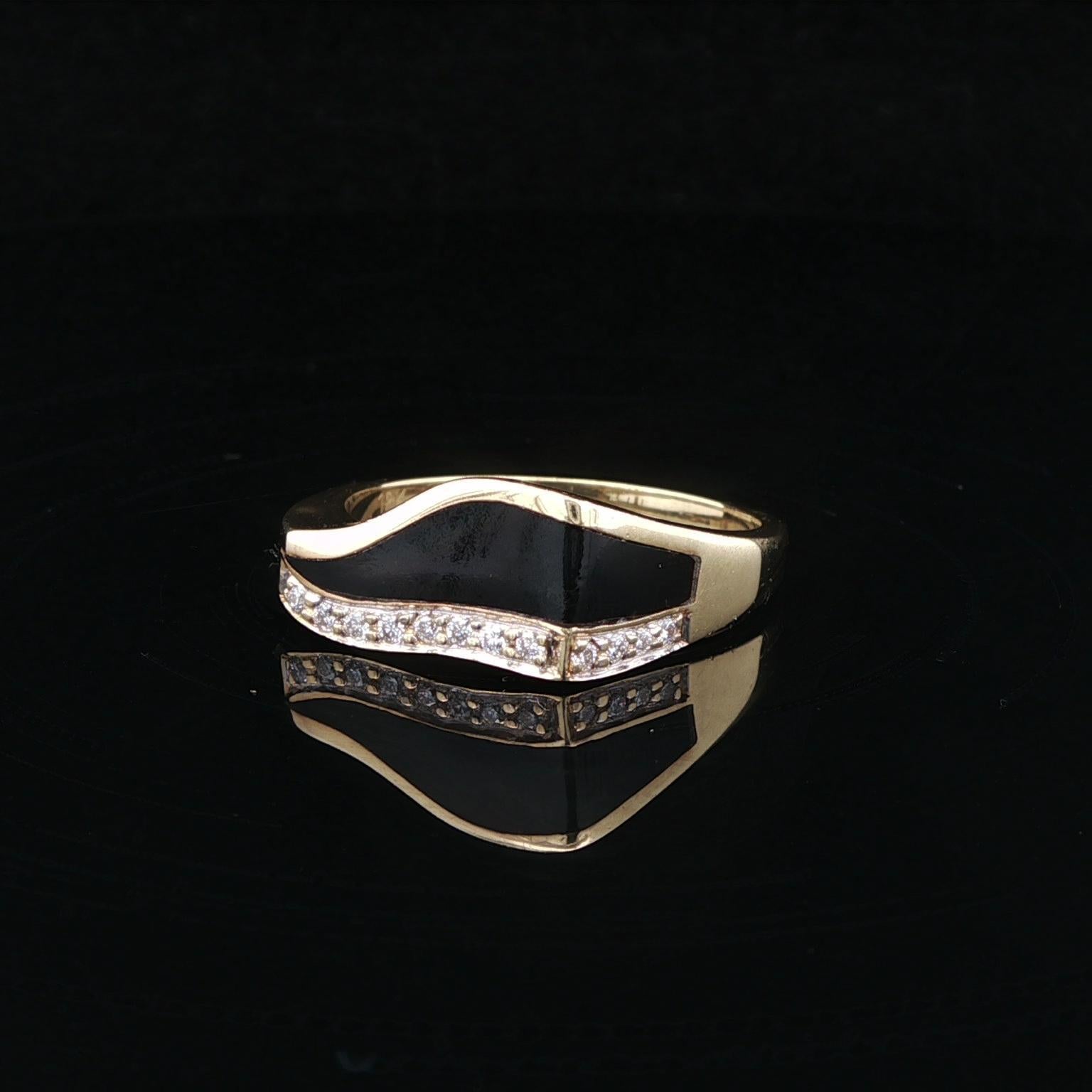 Bernard K Passman Anello a fascia ondulata in oro giallo 18 carati con corallo nero e diamante da 0,08 carati In condizioni ottime a Montclair, NJ