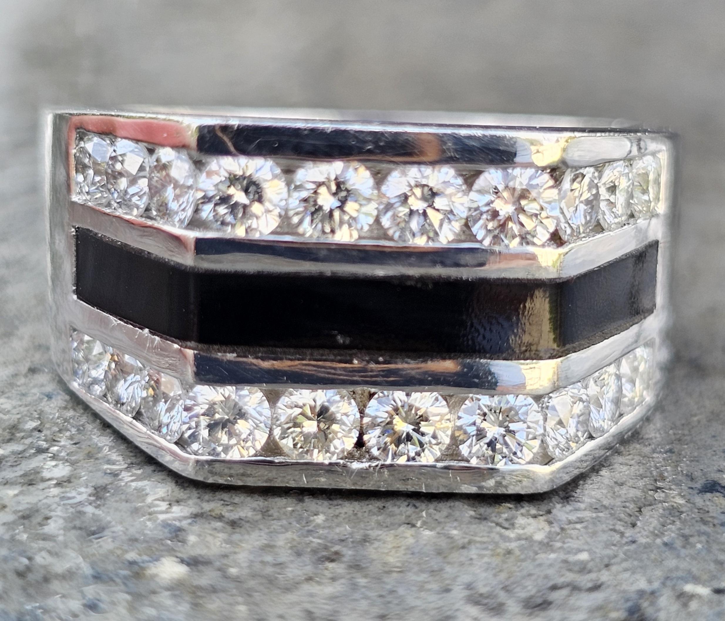 Ecco un sorprendente anello a fascia Bernard K Passman in platino, dal design audace con diamanti bianchi rotondi e accenti di corallo nero, misura 12. Probabilmente non troverai mai un altro anello da uomo Passman più bello. Ho visto molti pezzi di