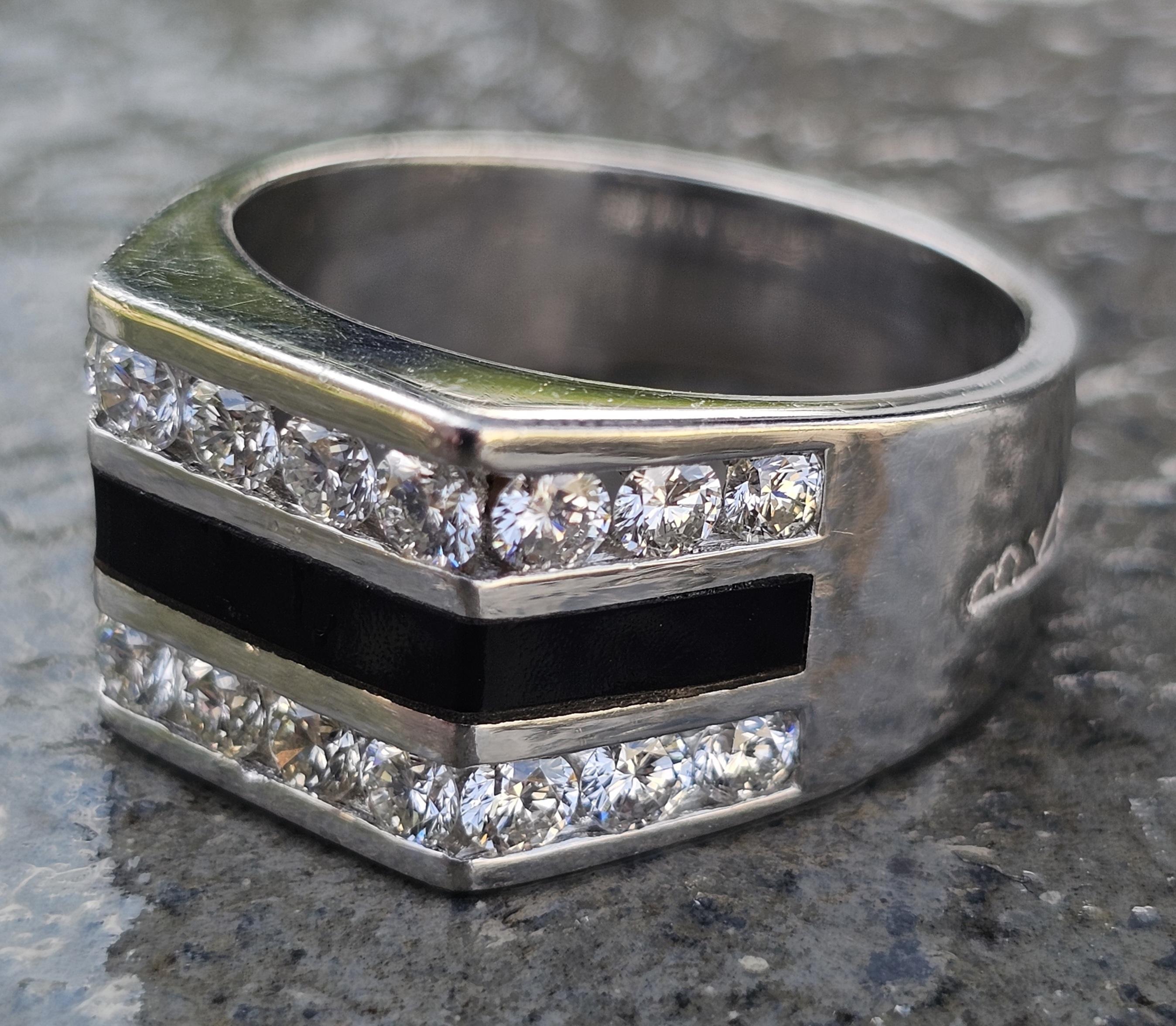 Taglio rotondo Bernard K.K. Passman Anello da uomo in platino con diamante nero e corallo sz 12 in vendita