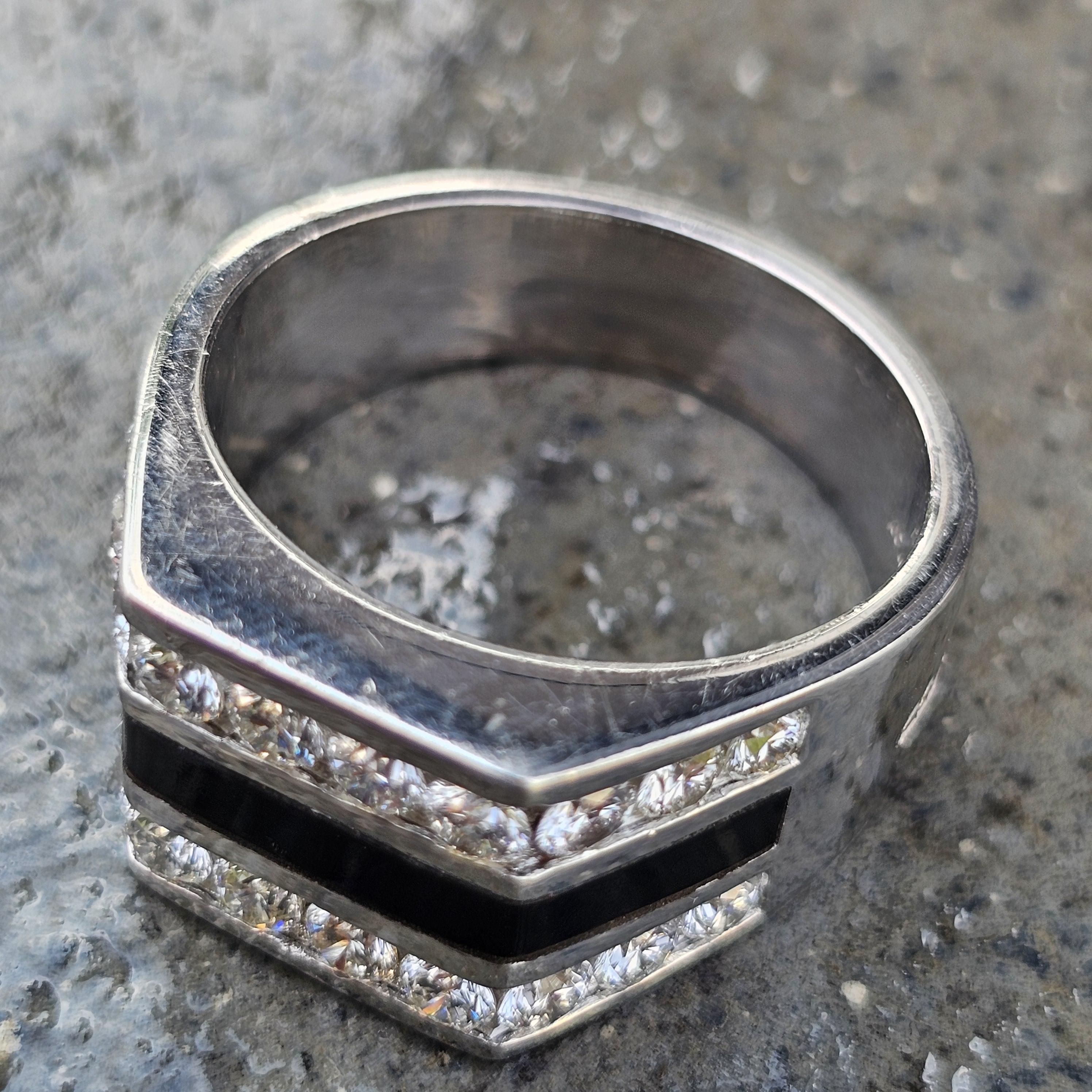 Bernard K.K. Passman Anello da uomo in platino con diamante nero e corallo sz 12 In condizioni buone in vendita a Northbrook, IL