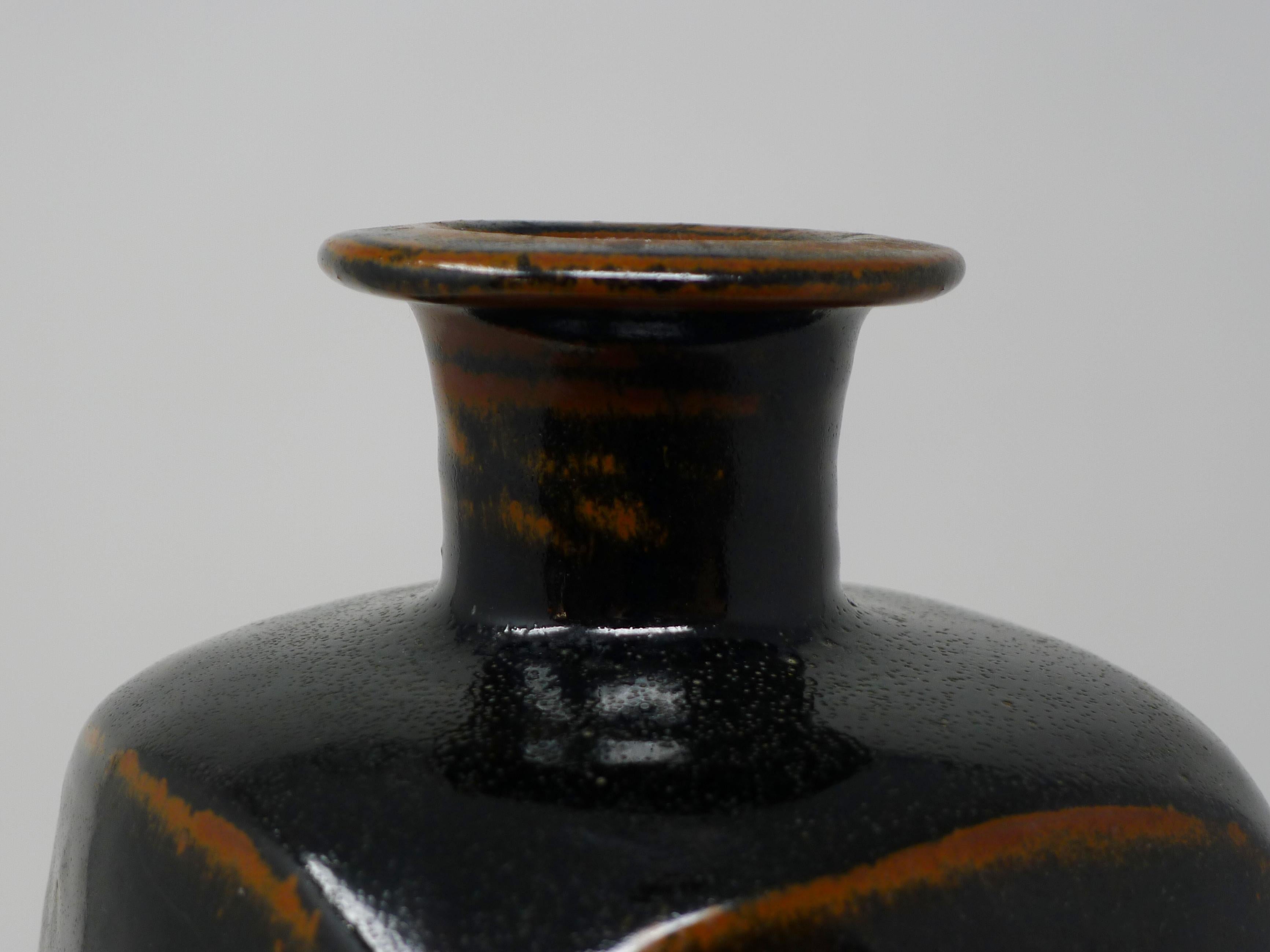 Britannico Bernard Leach, Grande vaso a bottiglia in gres, smalti tenmoku e ferro, circa 1960 in vendita