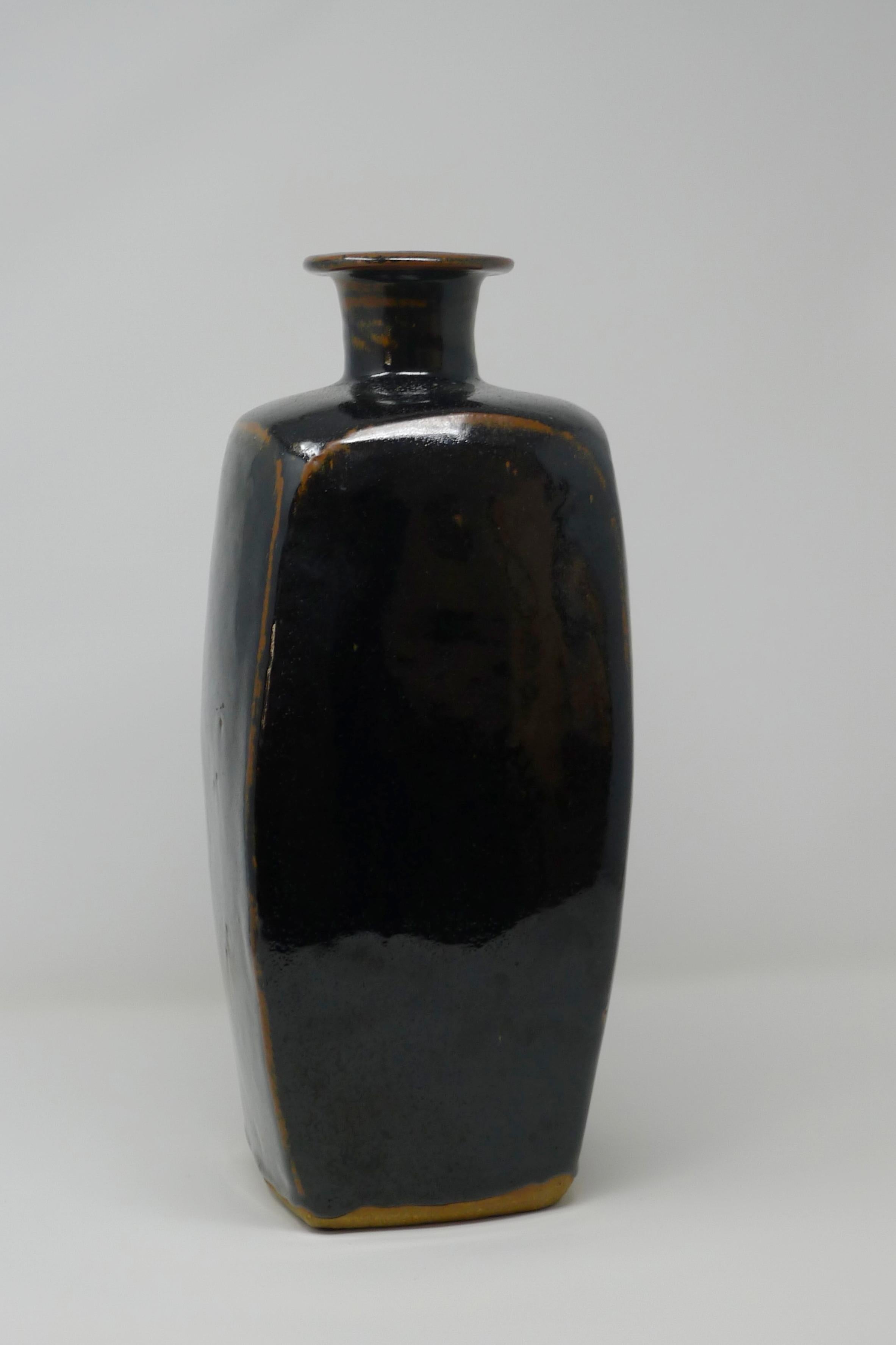 Bernard Leach, Grande vaso a bottiglia in gres, smalti tenmoku e ferro, circa 1960 In condizioni ottime in vendita a Wargrave, Berkshire
