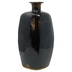 Bernard Leach, Grand vase bouteille en grès, émaux tenmoku et fer, vers 1960.