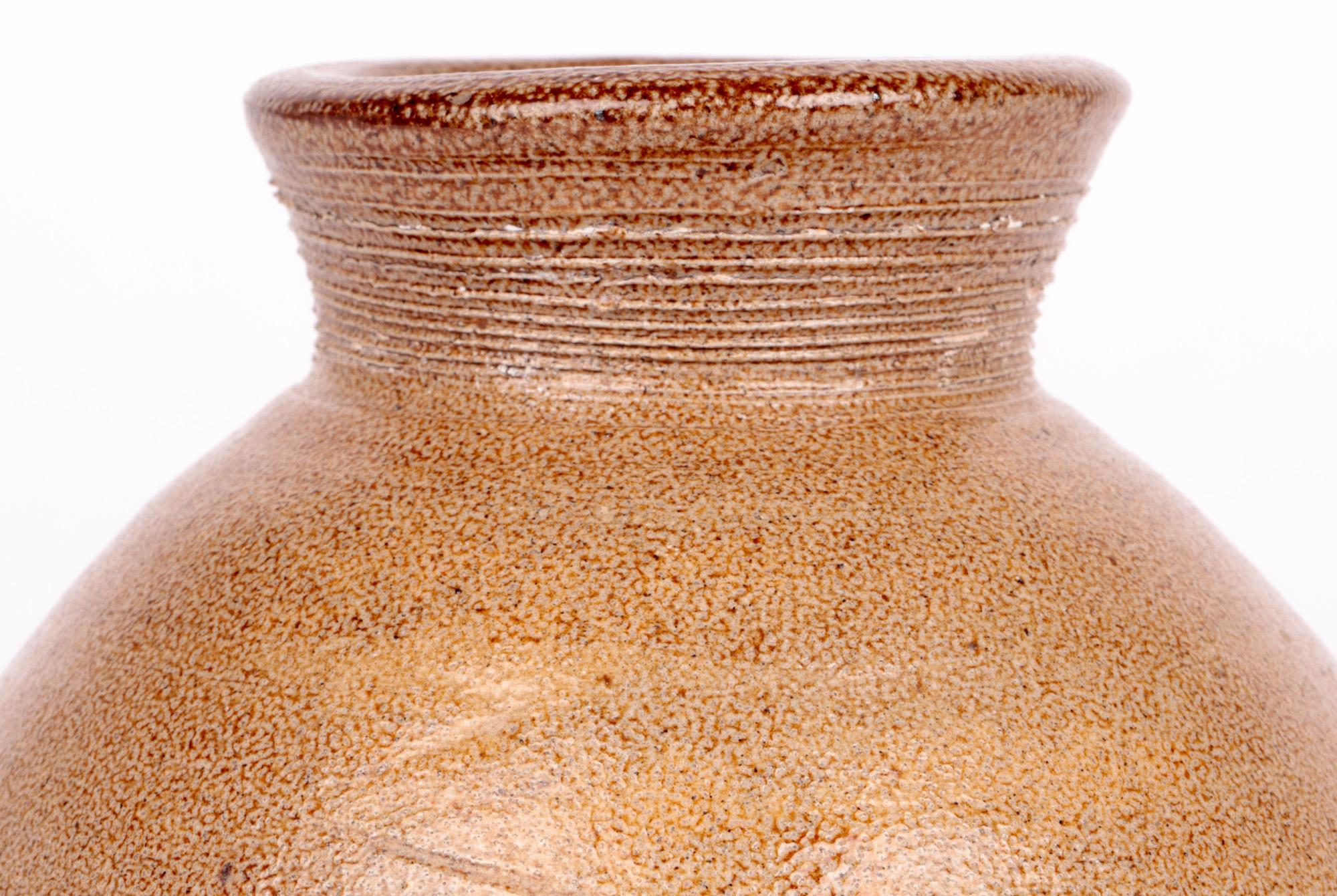 Un élégant vase en poterie d'atelier du milieu du siècle, émaillé au sel et fabriqué à la main par le célèbre potier anglais Bernard Leach CBE (britannique, 1887-1979) et réalisé à la Leach Pottery à St Ives, en Cornouailles, vers 1957/58. Le vase