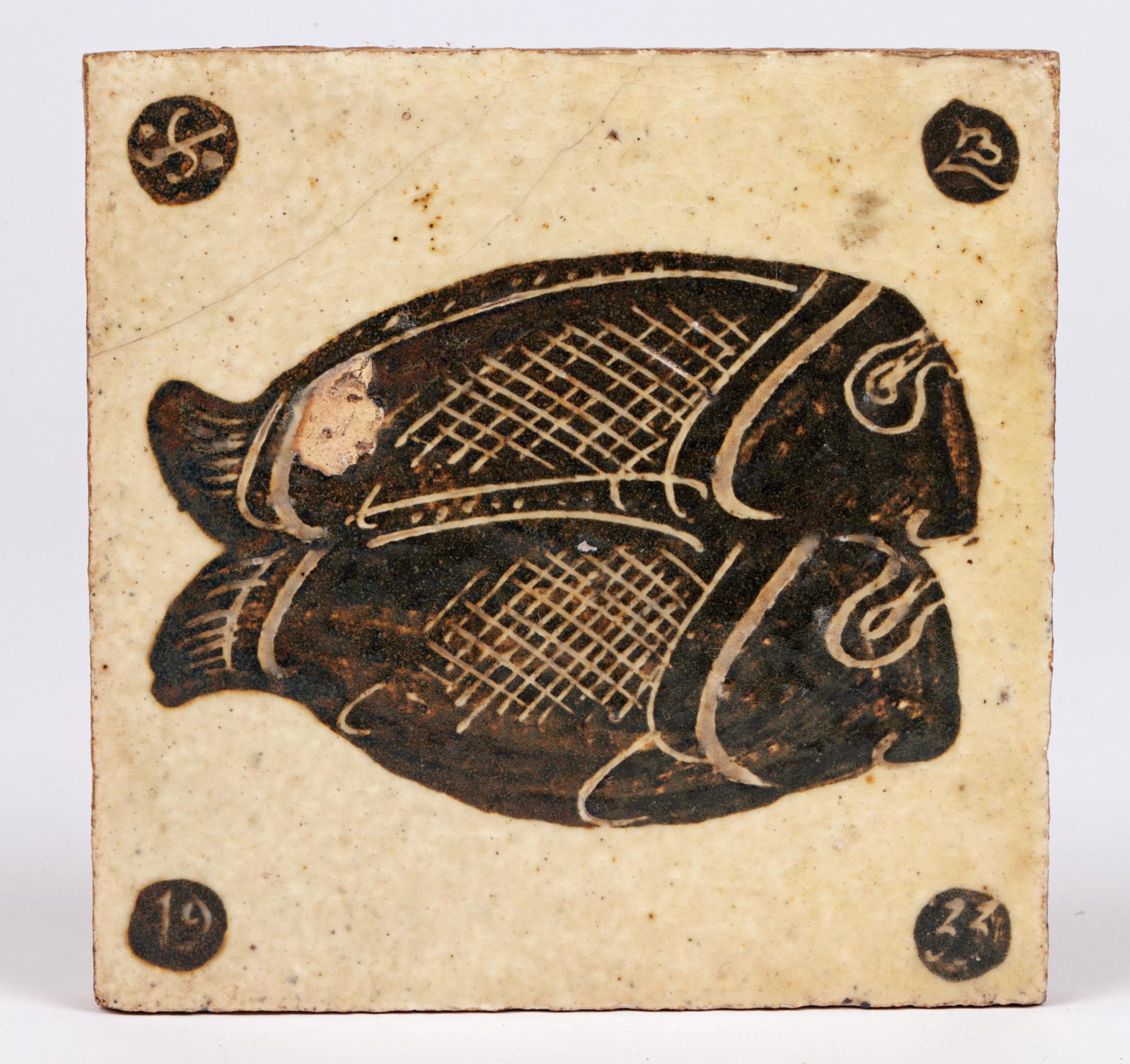 Bernard Leach - Rare carreau émaillé « Early Fish » daté de 1933 7