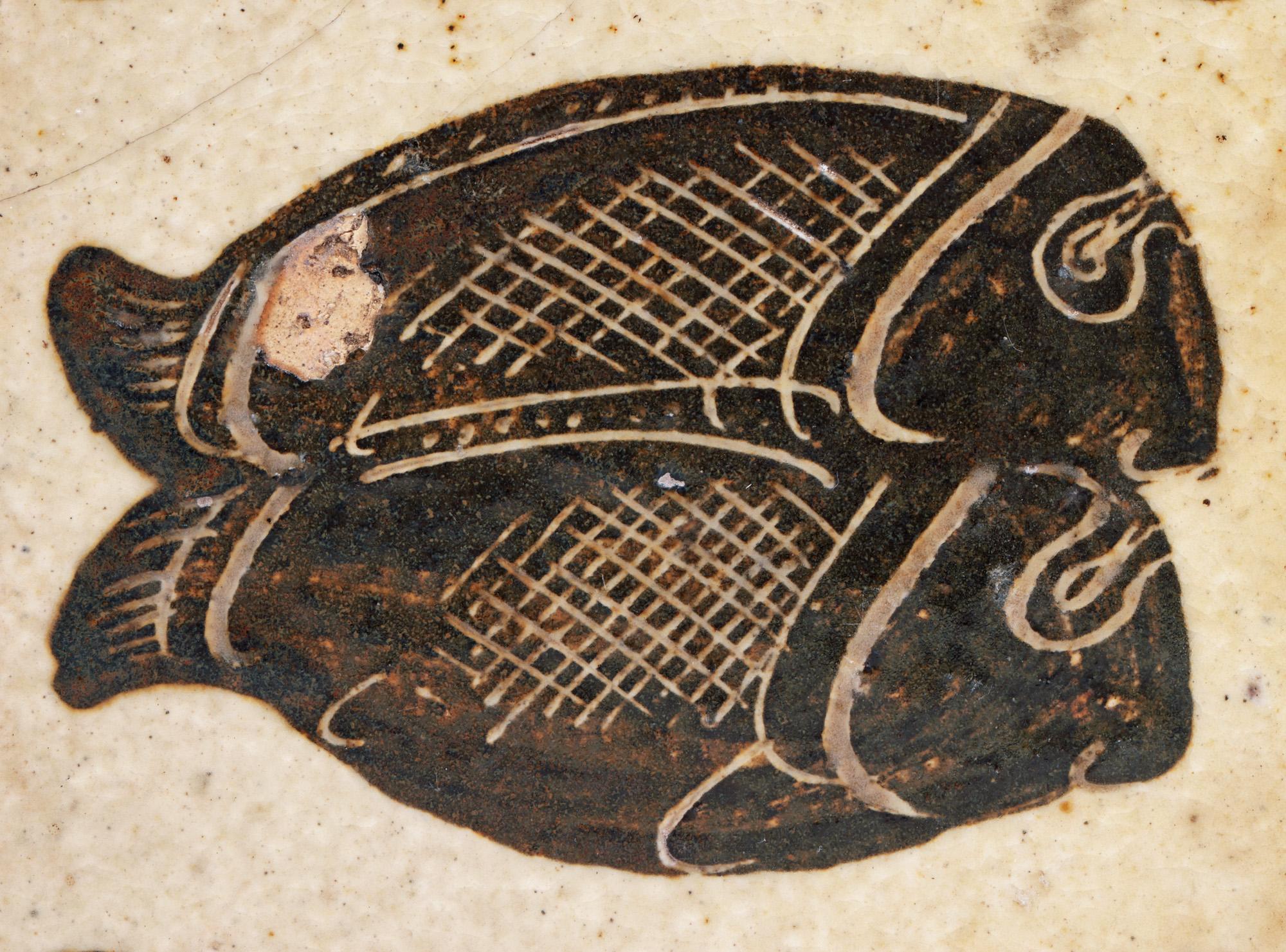 Eine seltene glasierte, handgefertigte Studio-Töpferfliese mit zwei Fischen des bekannten englischen Töpfers Bernard Leach CBE (Brite, 1887-1979), die in der Leach Pottery in St. Ives, Cornwall, hergestellt und auf 1933 datiert wurde. Die