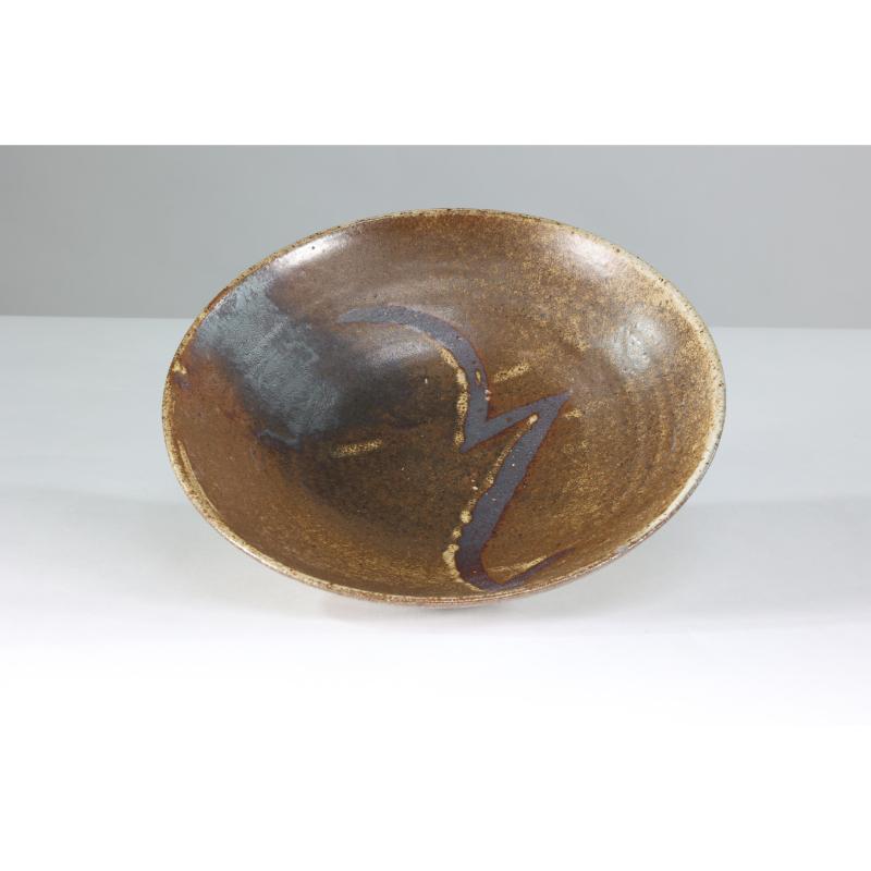 Arts and Crafts Bernard Leach attribué à St Ives Pottery. Un bol en grès réduit d'inspiration japonaise. en vente