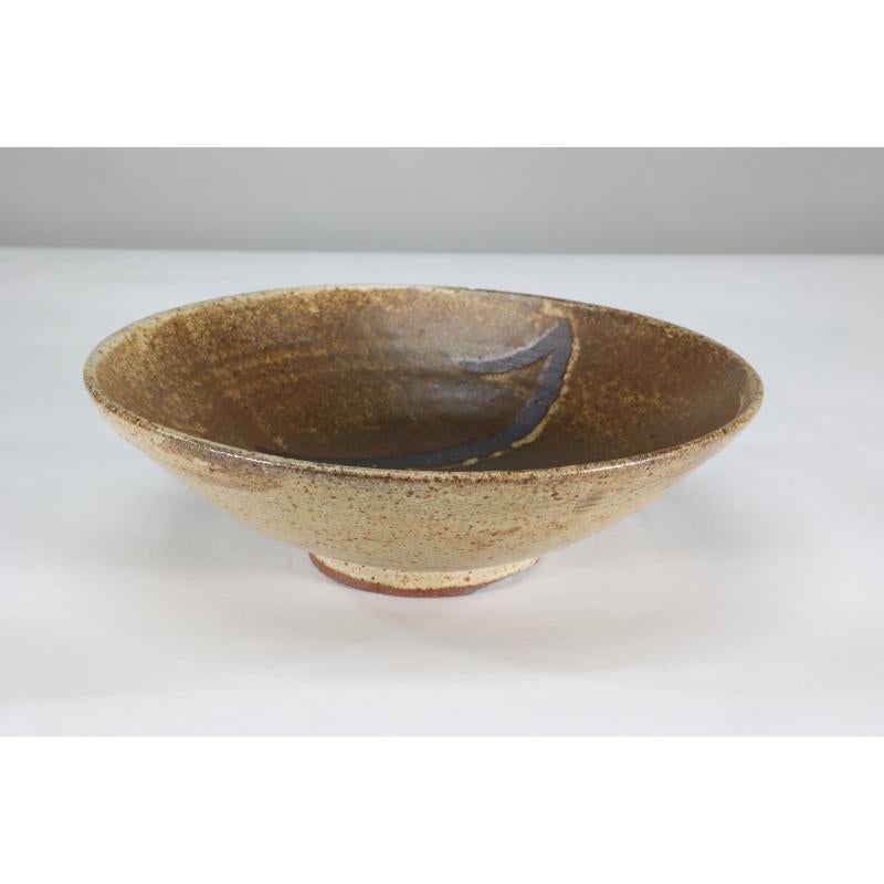 Bernard Leach attr St Ives Pottery. A Japanese inspired reduced stoneware bowl. In Good Condition For Sale In London, GB