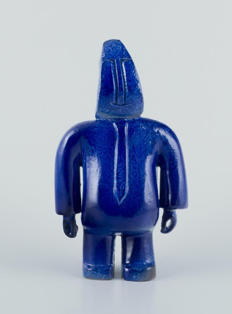 Bernard Lombot, ceramista francés. Escultura única de cerámica, hombre azul de pie. Glaseado en venta