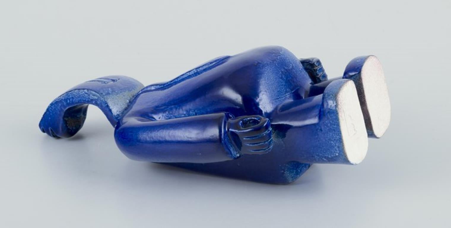Bernard Lombot, ceramista francés. Escultura única de cerámica, hombre azul de pie. finales del siglo XX en venta