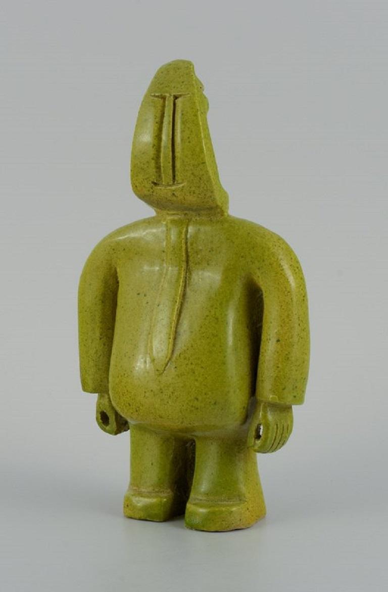 Bernard Lombot, französischer Keramiker, einzigartige Keramikskulptur eines stehenden grünen Mannes.  (Moderne) im Angebot