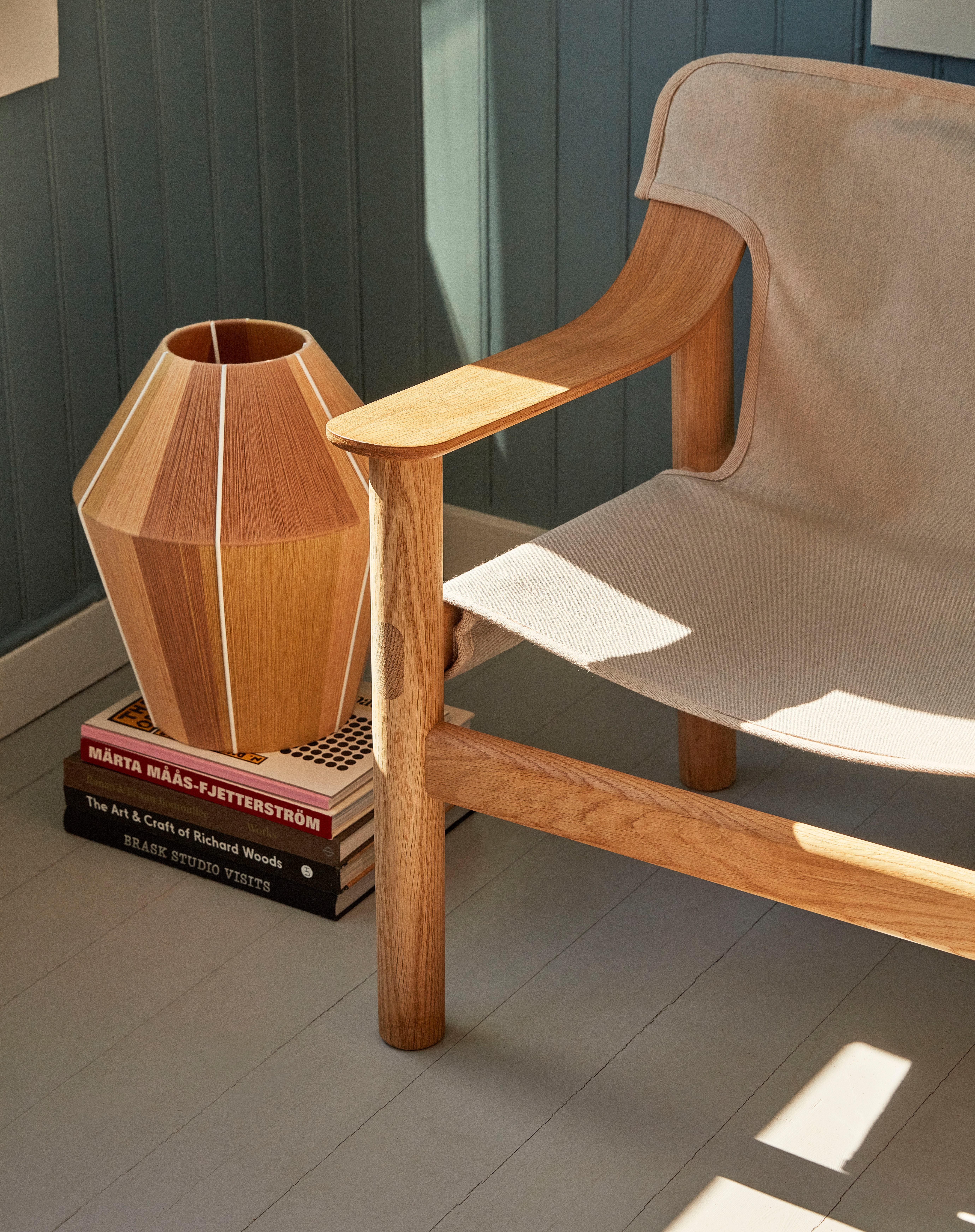 XXI secolo e contemporaneo Bernard Lounge Chair - WB Lacquer Solid Oak/ Raw Canvas di Shane Schneck per HAY in vendita