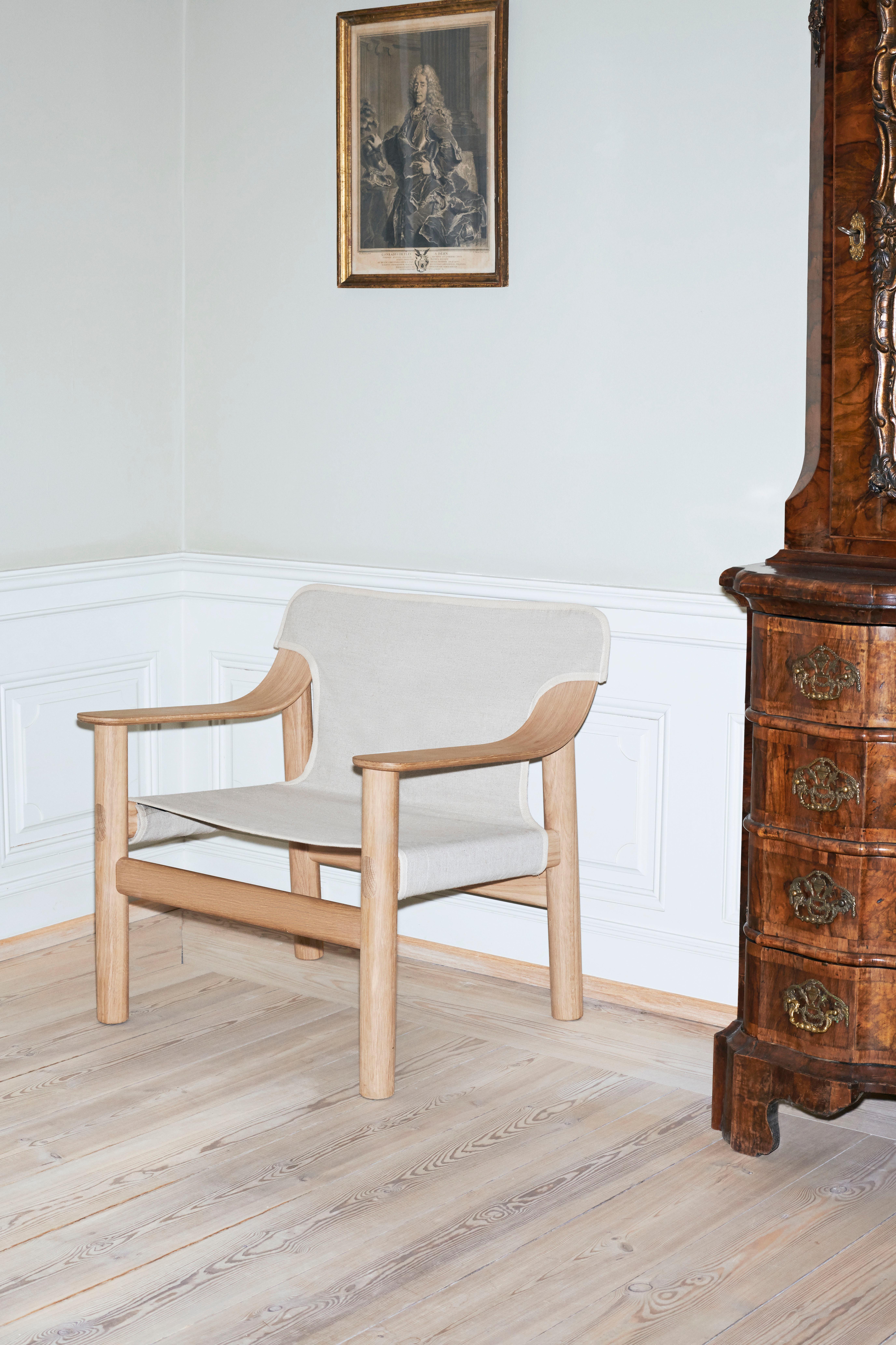 Tela Bernard Lounge Chair - WB Lacquer Solid Oak/ Raw Canvas di Shane Schneck per HAY in vendita
