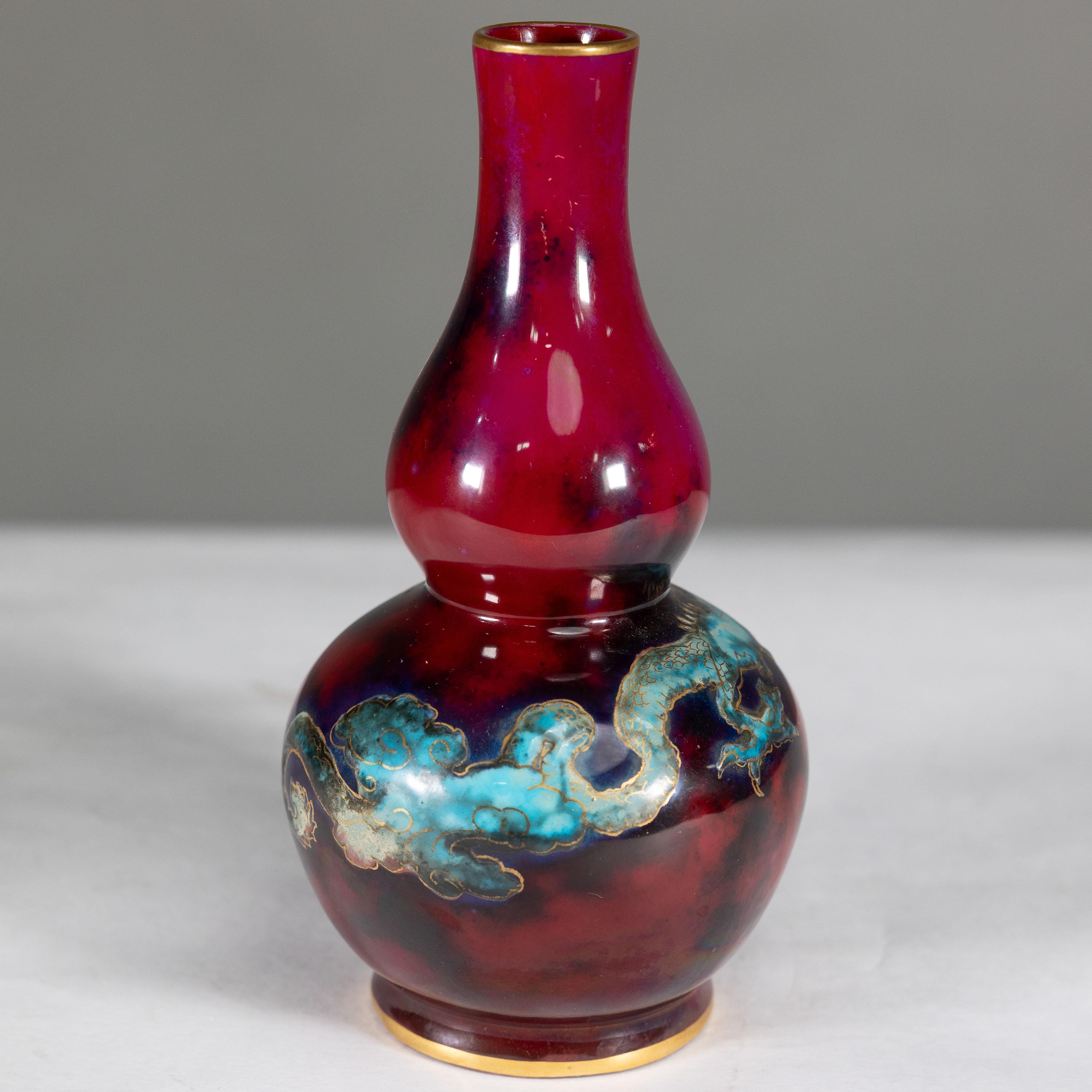 Bernard Moore. Un vaso rosso Flambe decorato con un drago in stile giapponese. in vendita 3