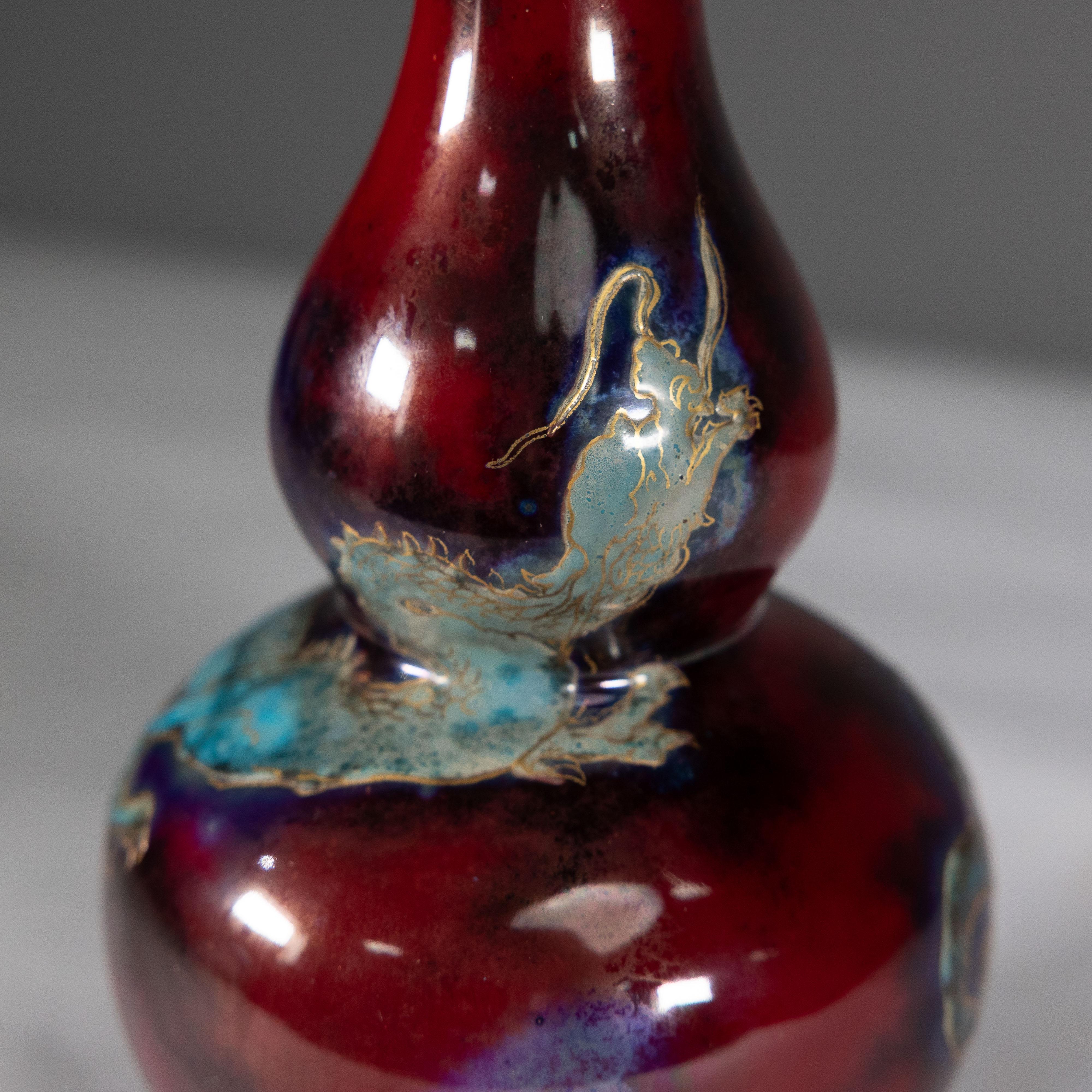 Bernard Moore. Un vaso rosso Flambe decorato con un drago in stile giapponese. in vendita 4